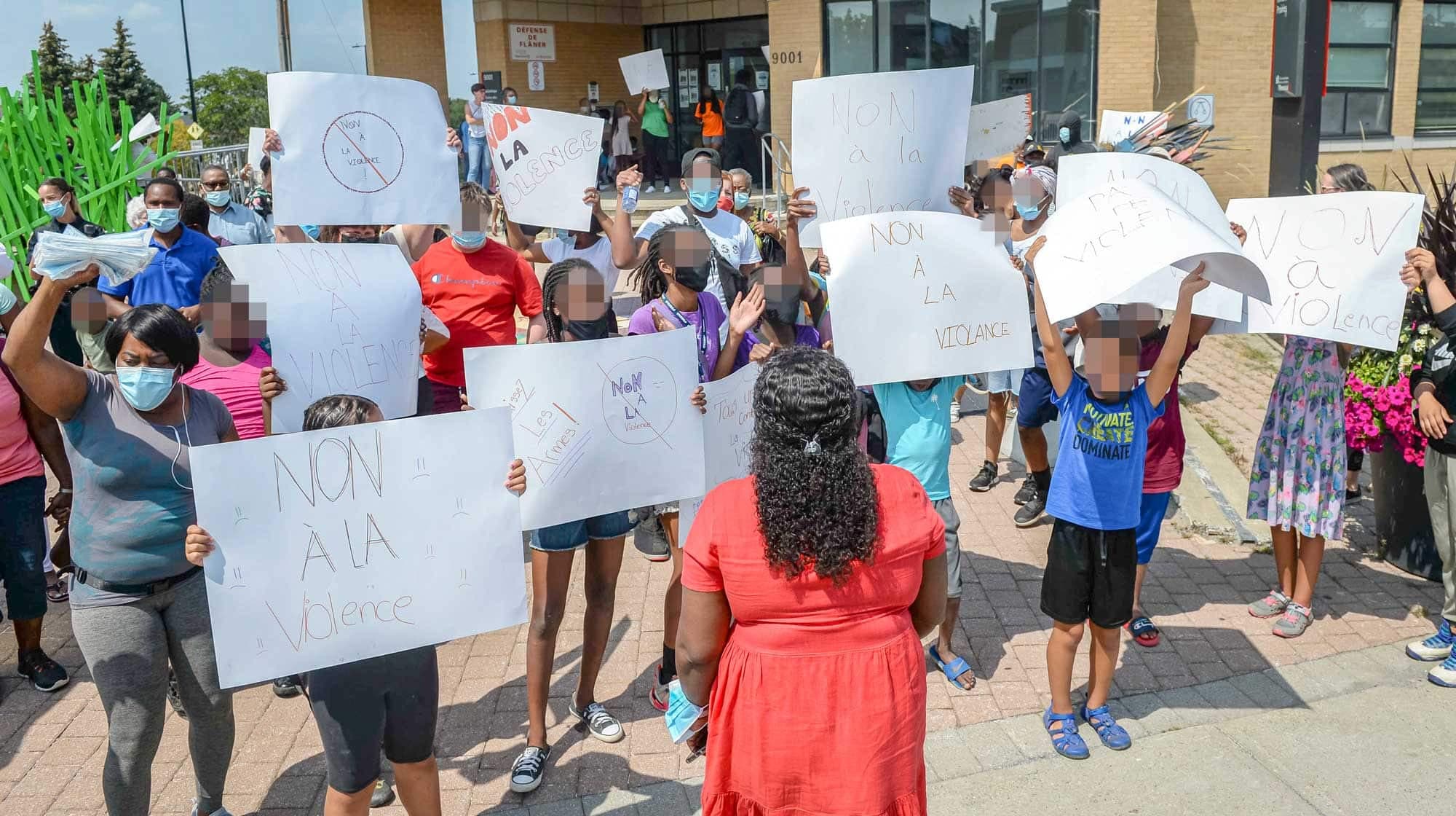 Lors d’une vigile jeudi pour dénoncer l’attaque sanglante survenue cette semaine à Montréal, plusieurs jeunes du quartier Rivière-des-Prairies ont brandi des pancartes, sur lesquelles on pouvait lire « Non à la violence ».
