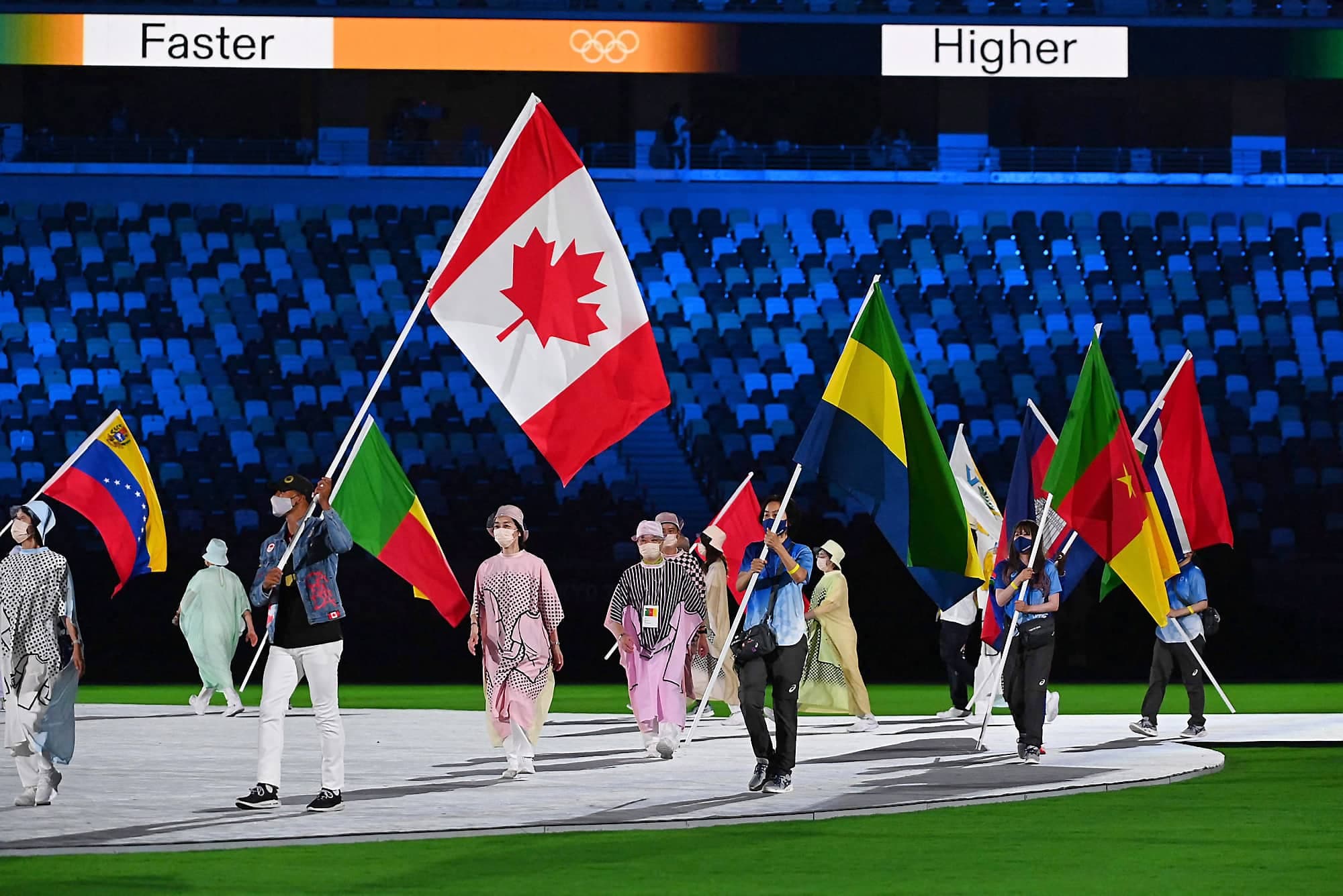 Champion olympique au décathlon, Damian Warner a porté le drapeau du Canada, dimanche.