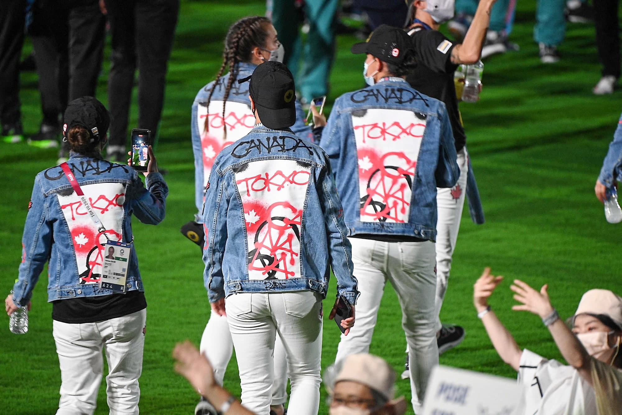 Les athlètes canadiens ont fait fureur avec leur blouson à la cérémonie de clôture où la jeunesse et la culture nippone étaient au rendez-vous.