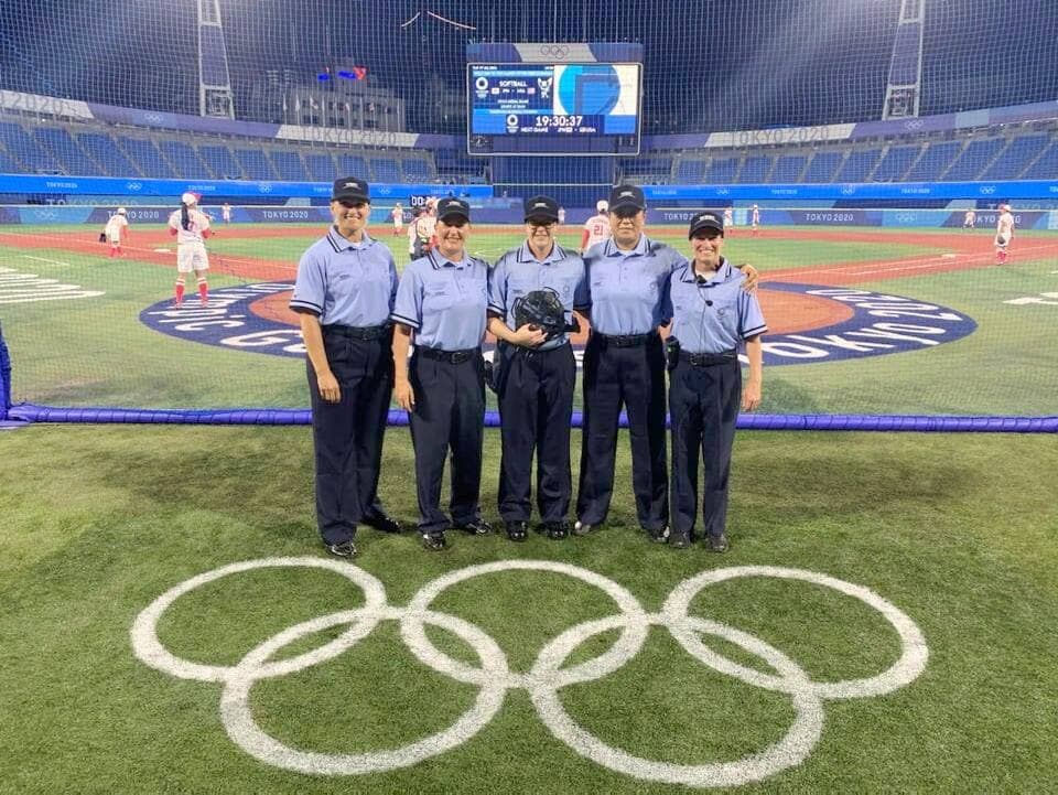 Geneviève Gaudreau et son groupe d’arbitres aux Jeux de Tokyo.