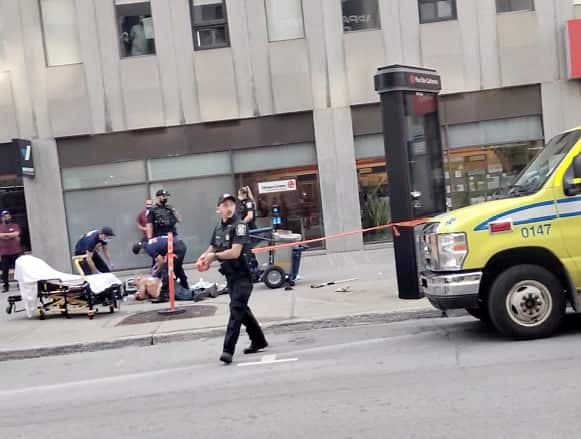 Une scène de crime a été érigée dimanche sur la rue Sainte-Catherine après l’agression d’un homme de 65 ans.
