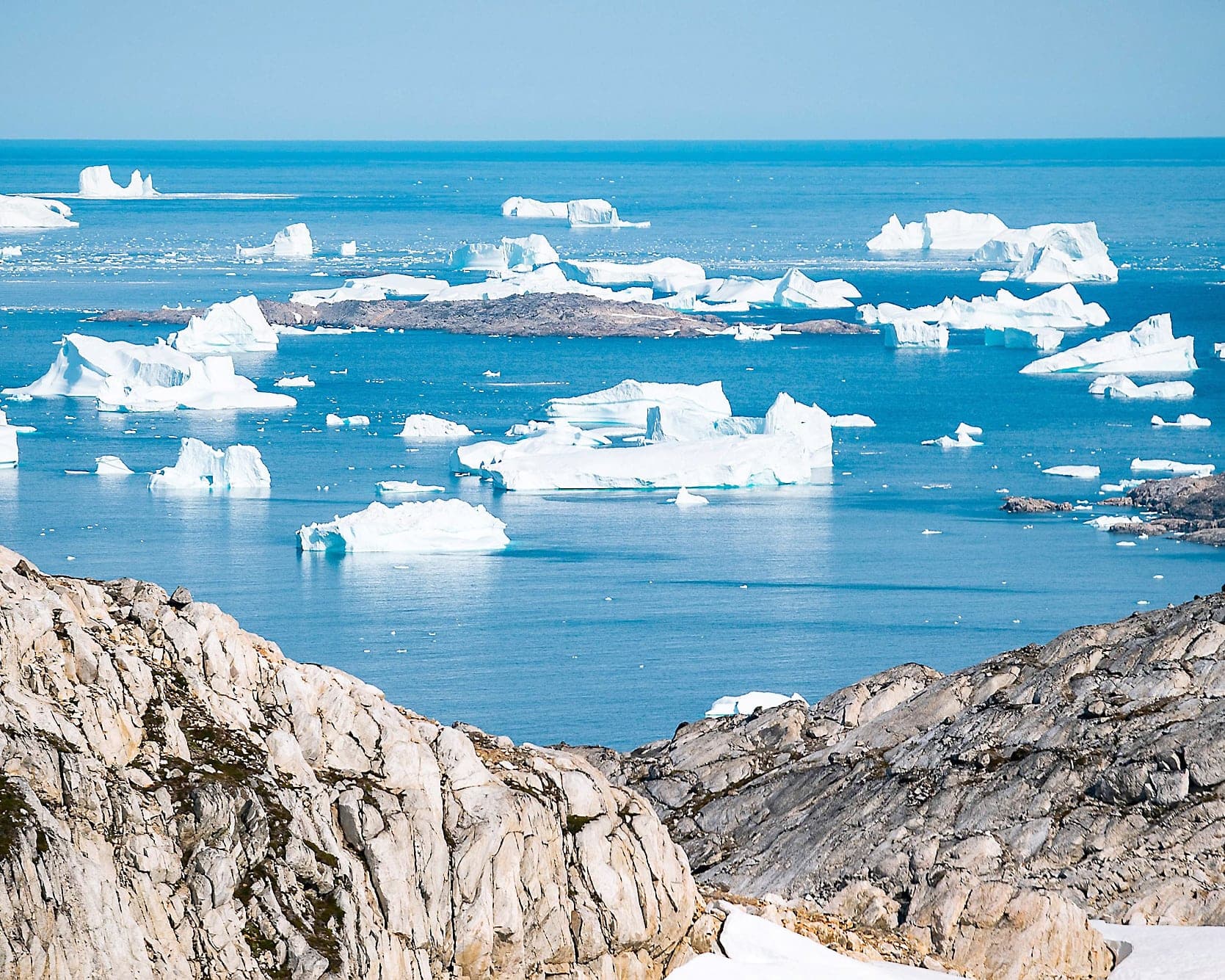 Ce qui reste de certains icebergs, qui flotte au large de la côte est du Groenland.