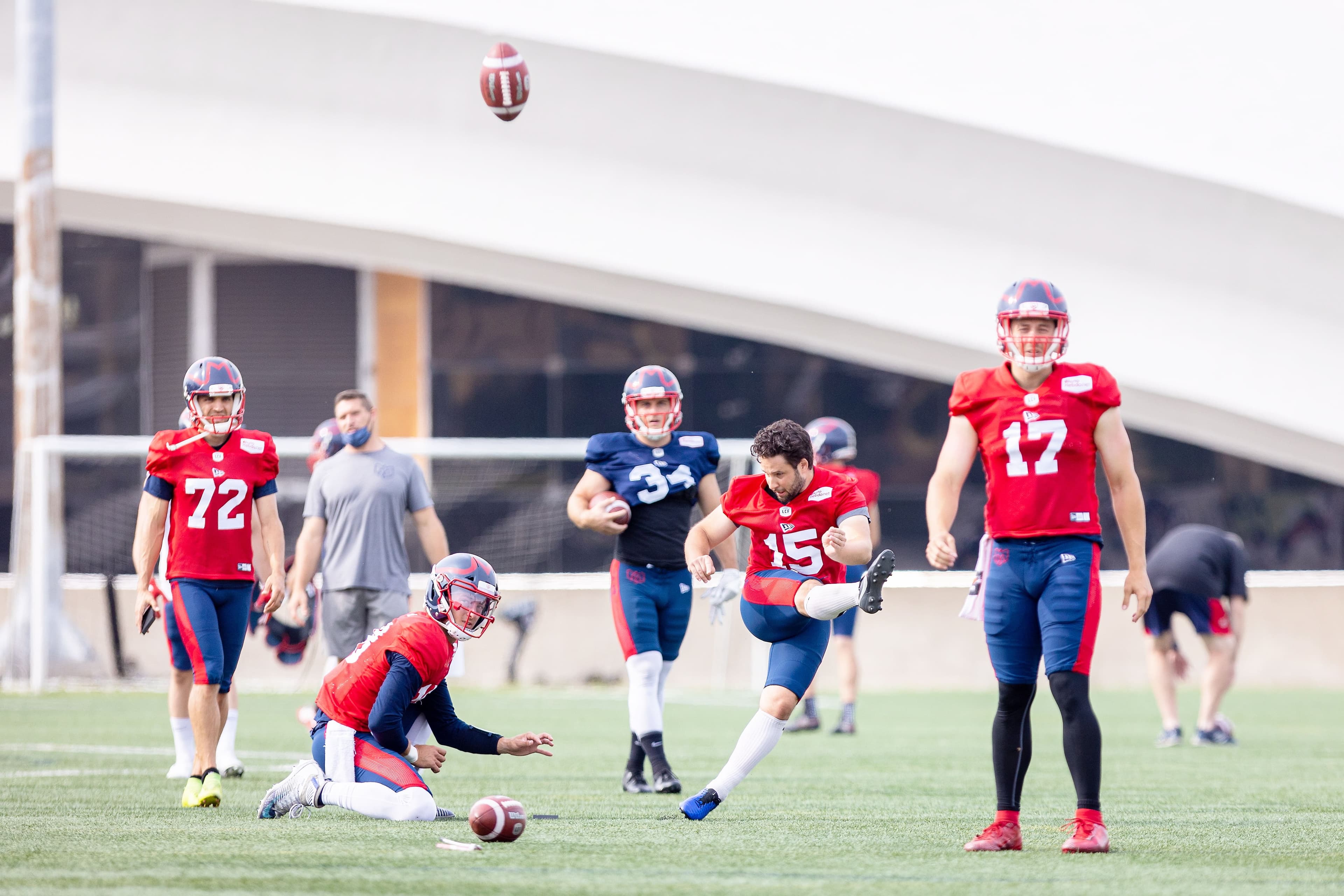 Le botteur David Côté lors d’un entraînement tenu sur un terrain adjacent au Stade olympique.