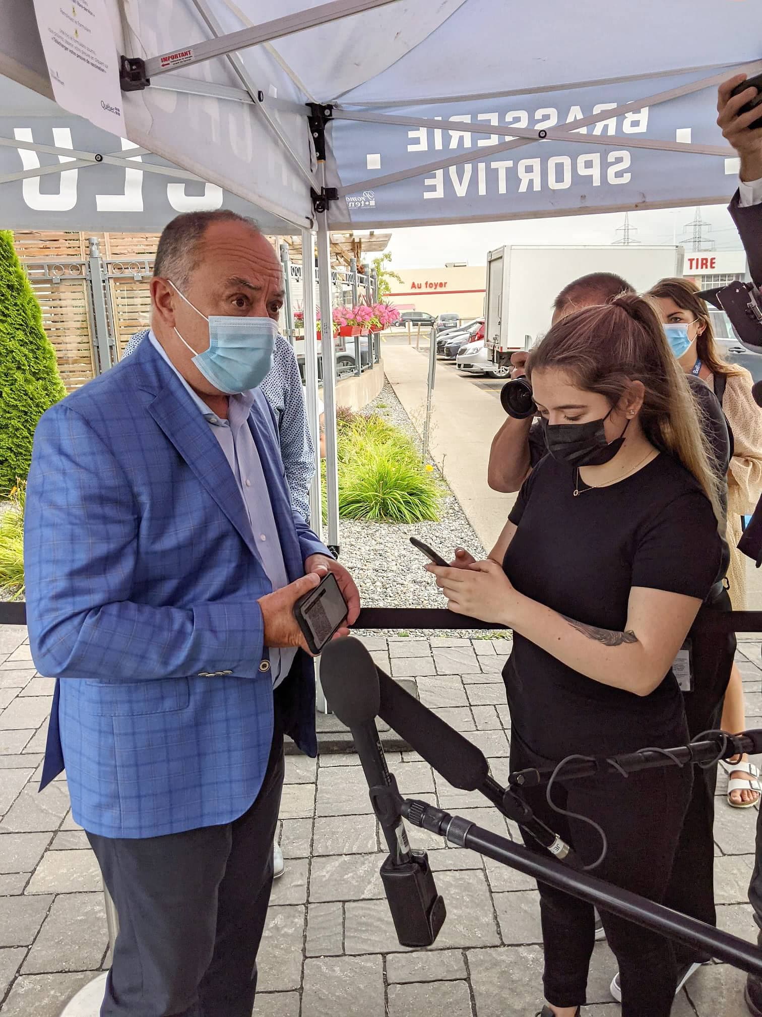Le ministre de la Santé, Christian Dubé, fait scanner son code QR à l’entrée du restaurant La Cage – Brasserie sportive à Lebourgneuf. Il s’est porté volontaire pour essayer le projet pilote, qui se poursuit jusqu’à jeudi.