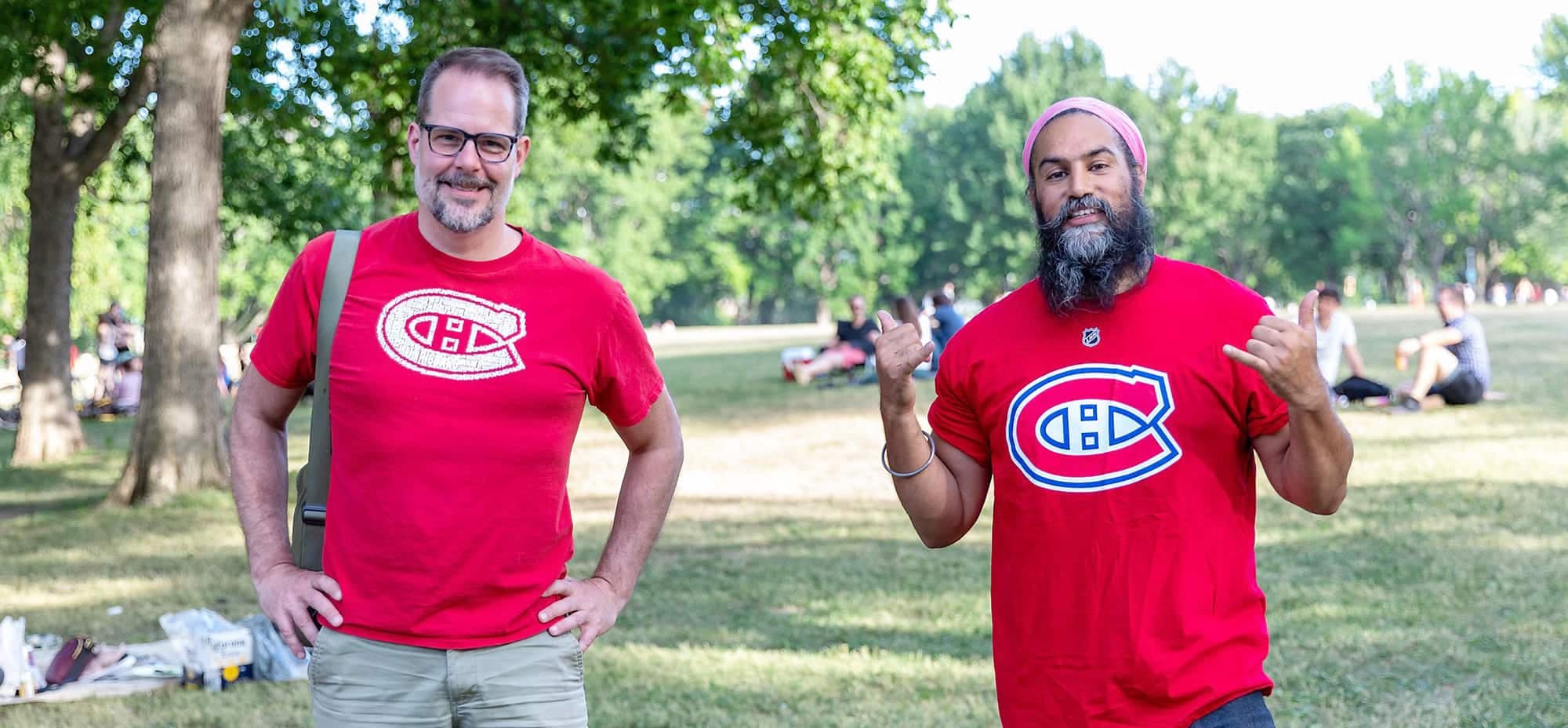 En plein mois d’août, le chef du NPD, Jagmeet Singh (à droite), a encouragé le Canadien avec son seul élu québécois, Alexandre Boulerice.