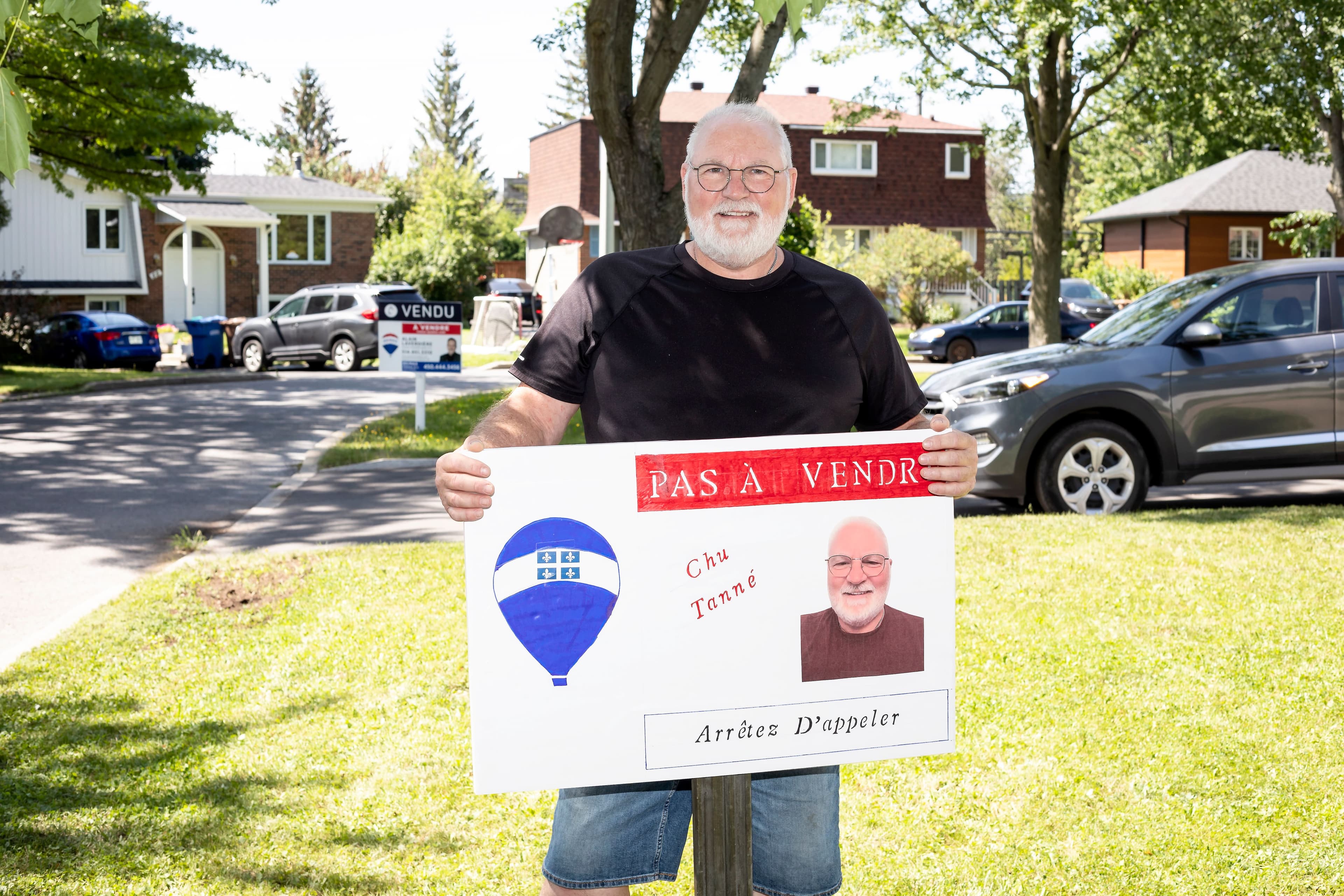 Robert Beaulieu a conçu à la blague une pancarte qu’il a plantée devant sa maison, à Candiac. Il est tanné des appels de courtiers immobiliers qui l’incitent à vendre.