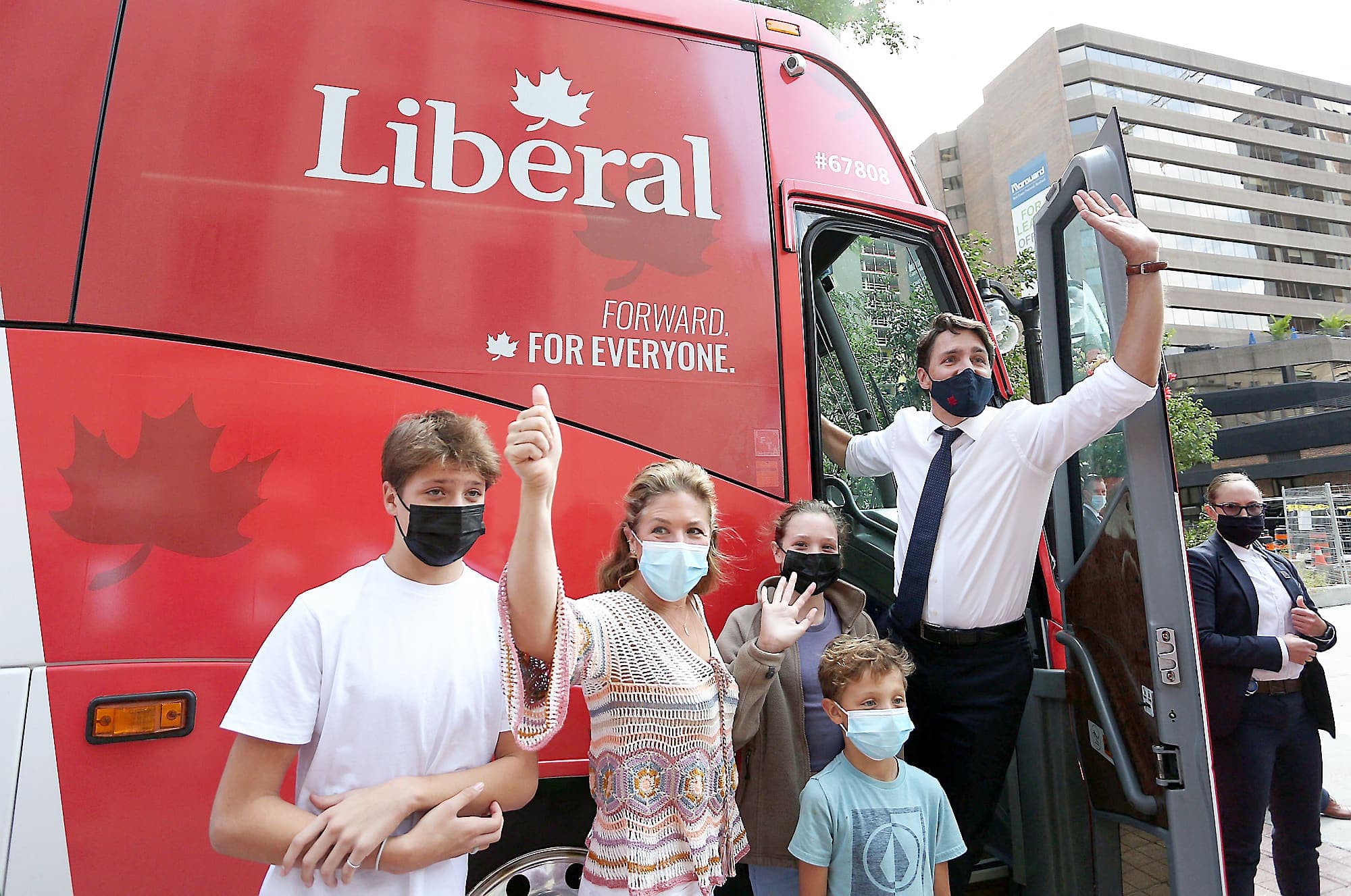 Justin Trudeau, son épouse Sophie Grégoire et leurs enfants Xavier, Ella-Grace et Hadrien sont montés à bord de l’autobus de campagne du Parti libéral du Canada, dimanche, à Ottawa, alors que le premier ministre a déclenché des élections deux ans avant la fin de son mandat.