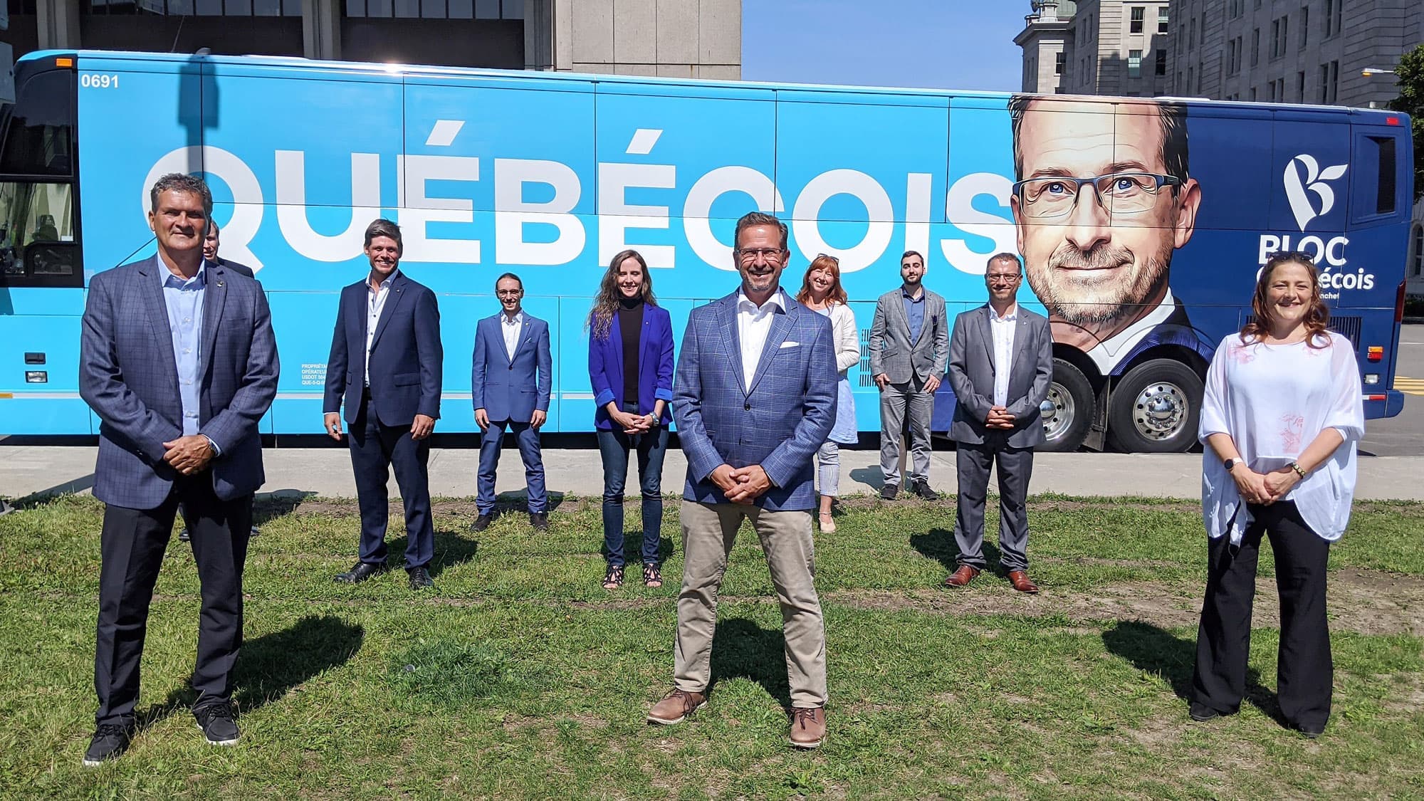 Le chef du Bloc québécois, Yves-François Blanchet, a procédé au lancement de la campagne électorale de son parti, lundi matin, à Québec, où il entend reconquérir plusieurs circonscriptions qui lui ont échappé en 2019. On le voit ici entouré de candidats.