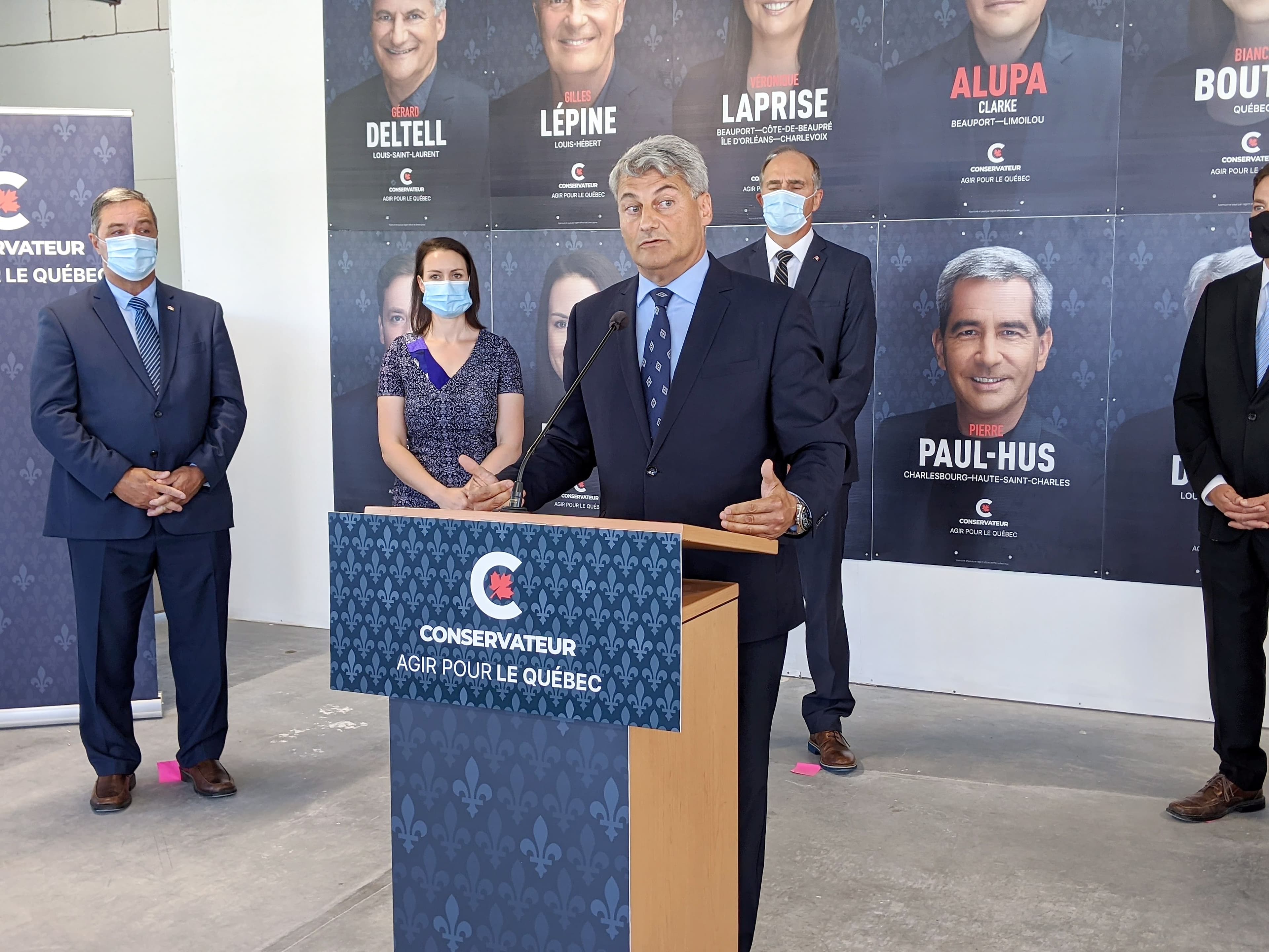 Selon Gérard Deltell, député sortant dans Louis-Saint-Laurent, les conservateurs réitèrent leur volonté de défendre bec et ongles le projet du 3e lien si jamais ils sont portés au pouvoir le 20 septembre.