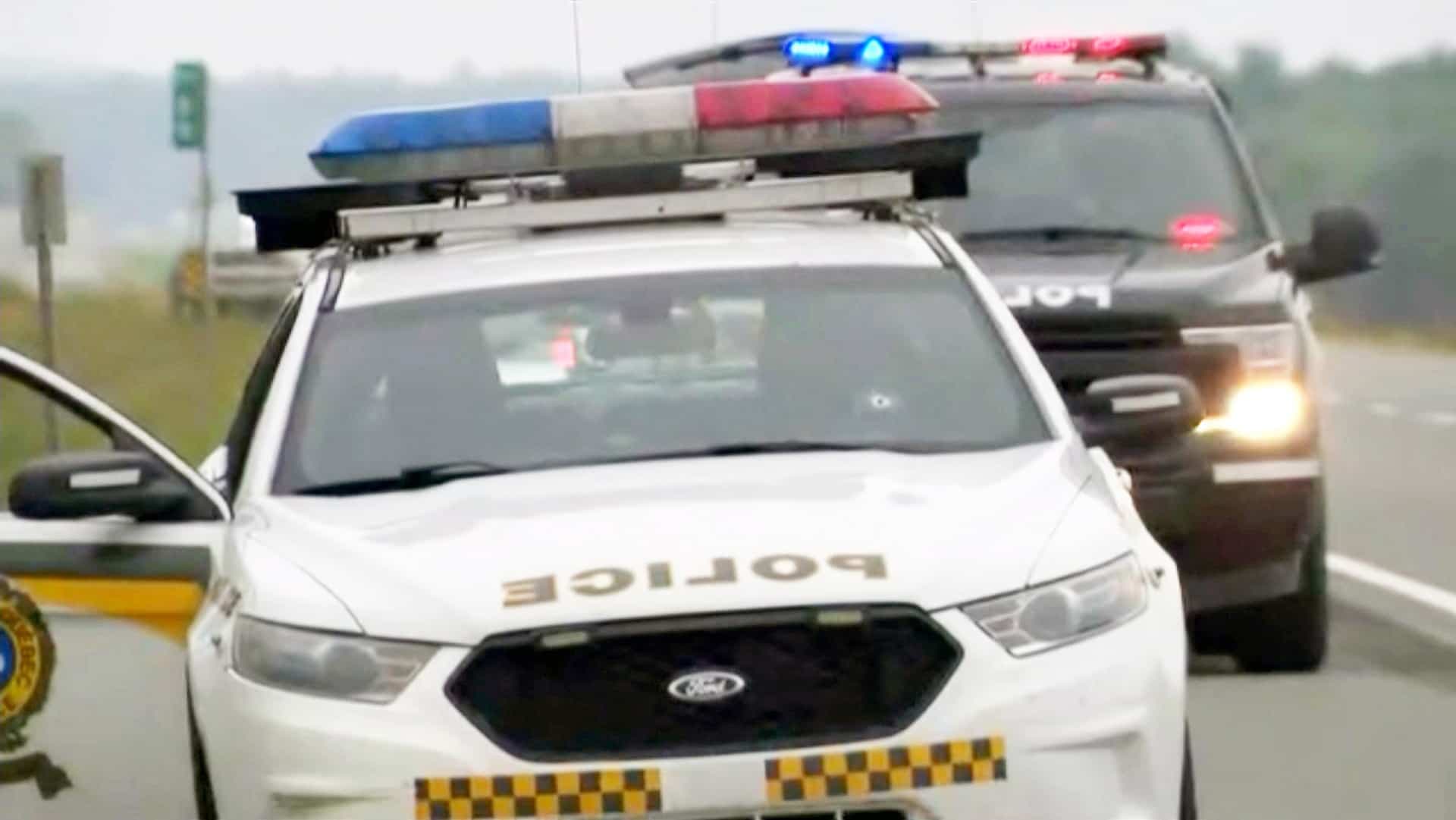 La policière a été atteinte par un projectile tiré à travers le pare-brise de son autopatrouille.
