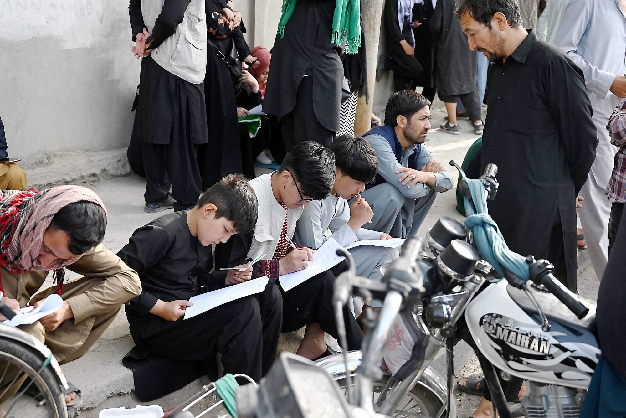 Des citoyens faisaient la file jeudi devant les ambassades canadienne et britannique en Afghanistan, protégées par Garda, afin de remplir des papiers permettant de quitter le pays.