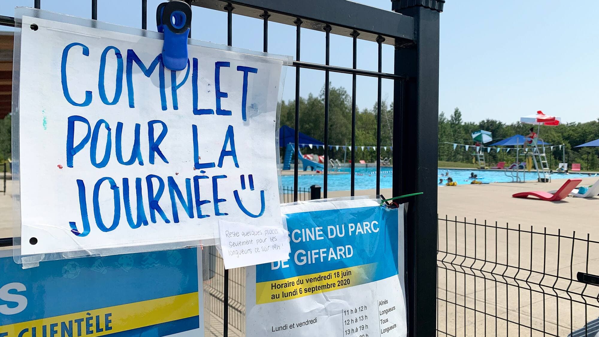 Cette piscine, comme plusieurs plans d’eau de Québec, affichait complet, samedi.