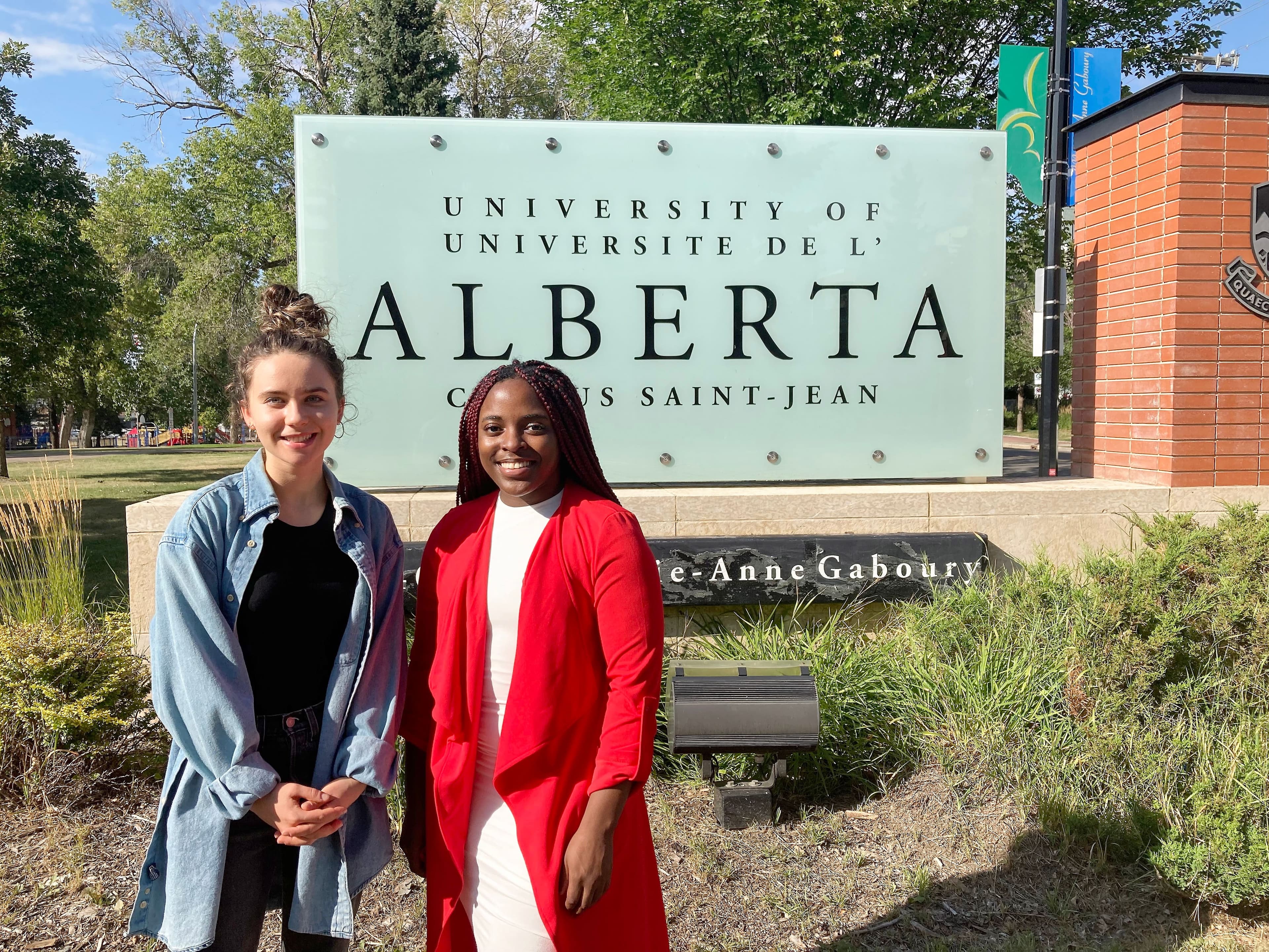 Chiara Concini et Joannie Fogue Mgamgne auraient souhaité compléter l’ensemble de leur baccalauréat en français. Mais les compressions imposées par le gouvernement provincial les obligeront à suivre une partie de leurs cours en anglais.