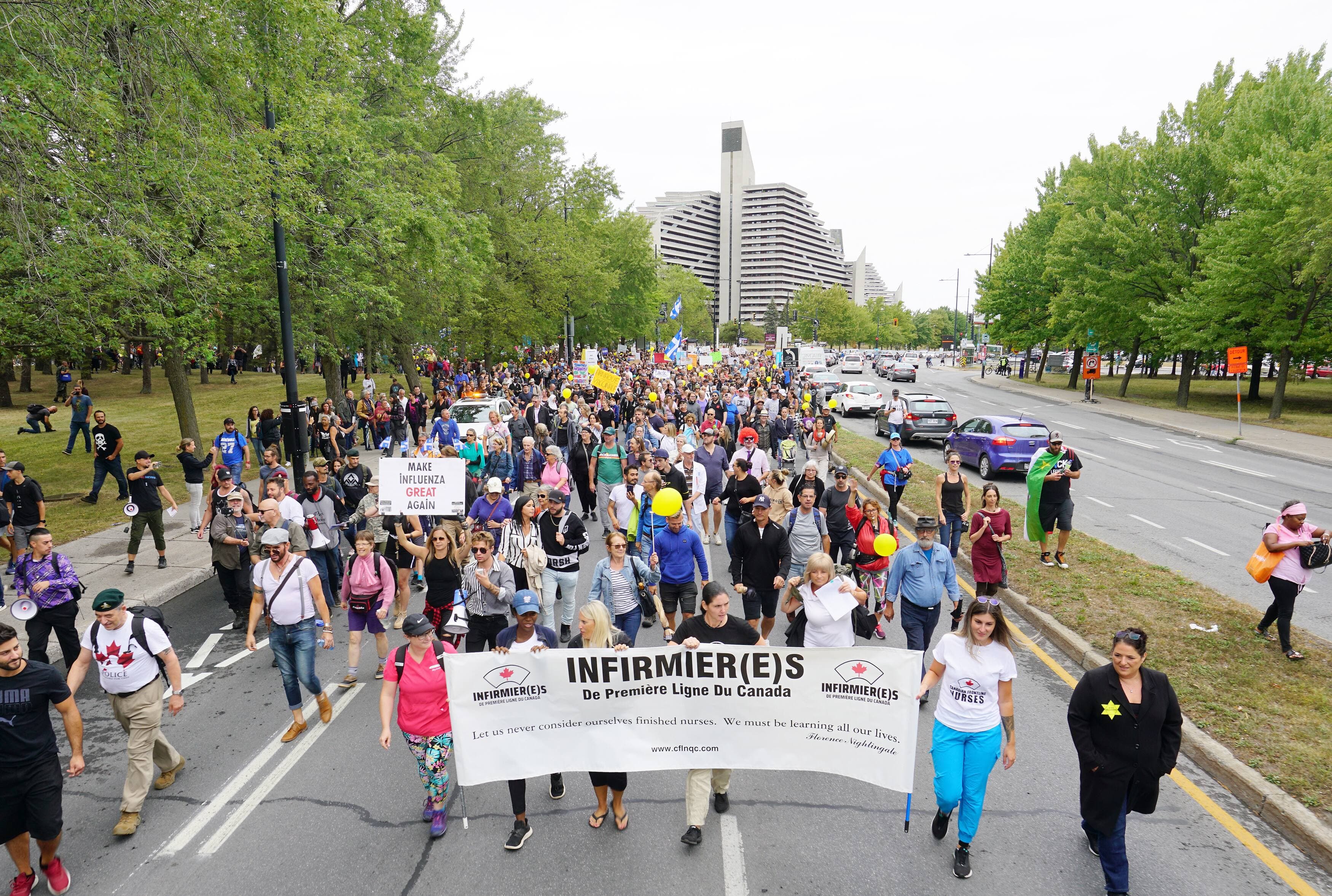 Des milliers d’opposants aux mesures sanitaires, dont des travailleurs de la santé, s’étaient donné rendez-vous à Montréal samedi.