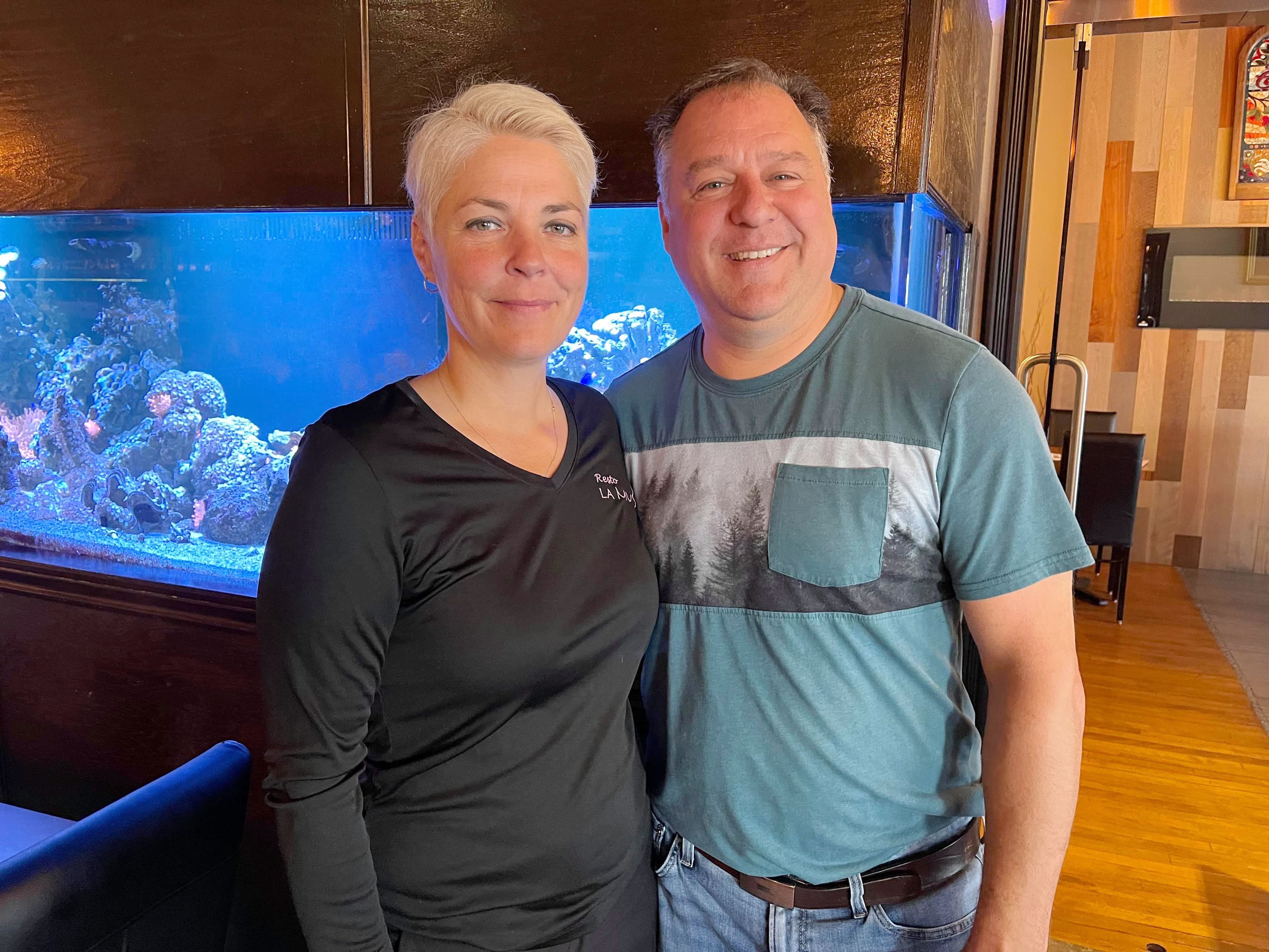Julie Arel et Daniel Paulin, propriétaires du Resto La Muse à Drummondville, sont agréablement surpris par l’enthousiasme de leurs clients devant le passeport vaccinal.