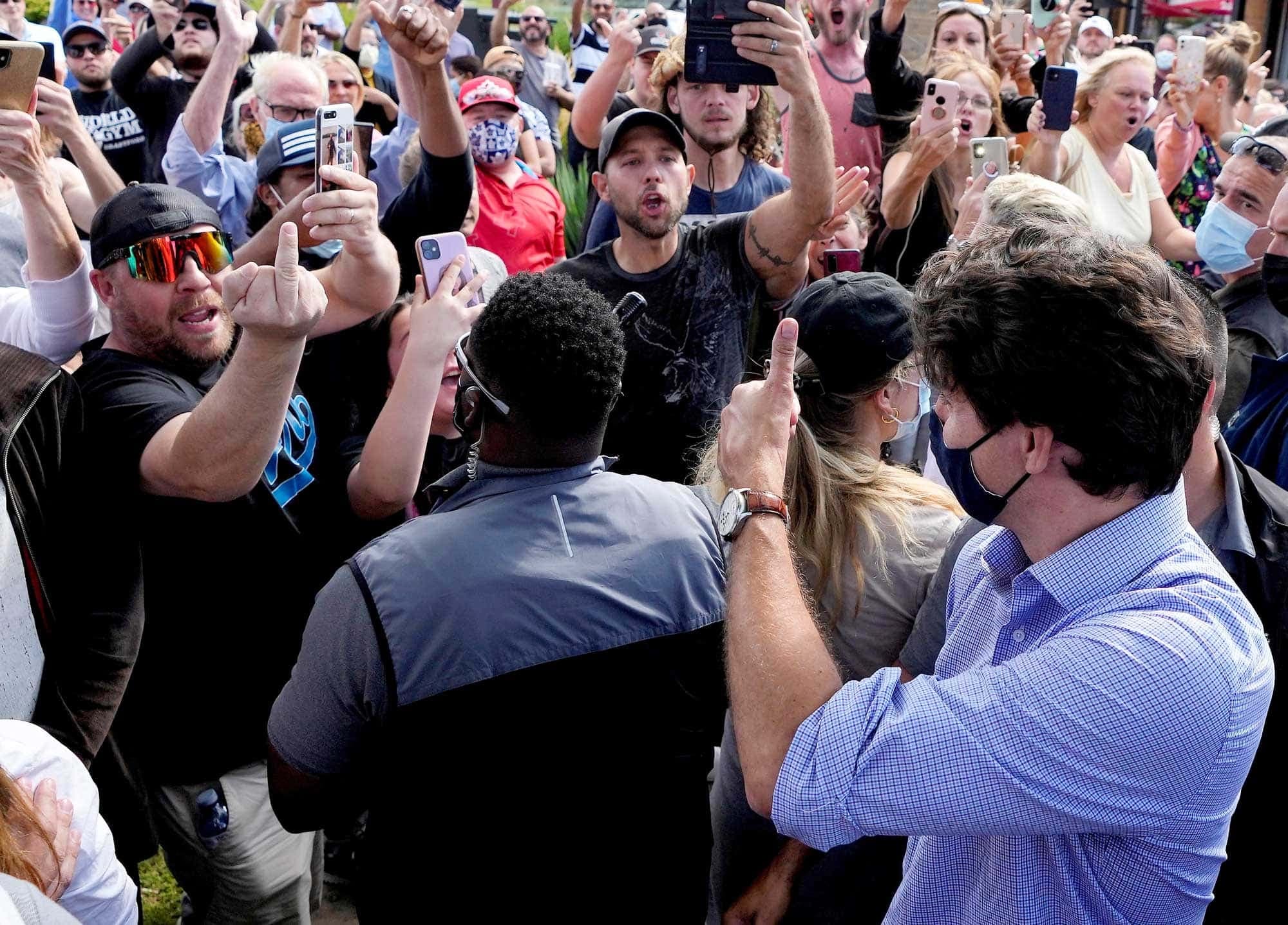 Ceux qui assistaient au passage de Justin Trudeau à Brampton, en Ontario, lundi, ont partagé plusieurs doigts d’honneur.