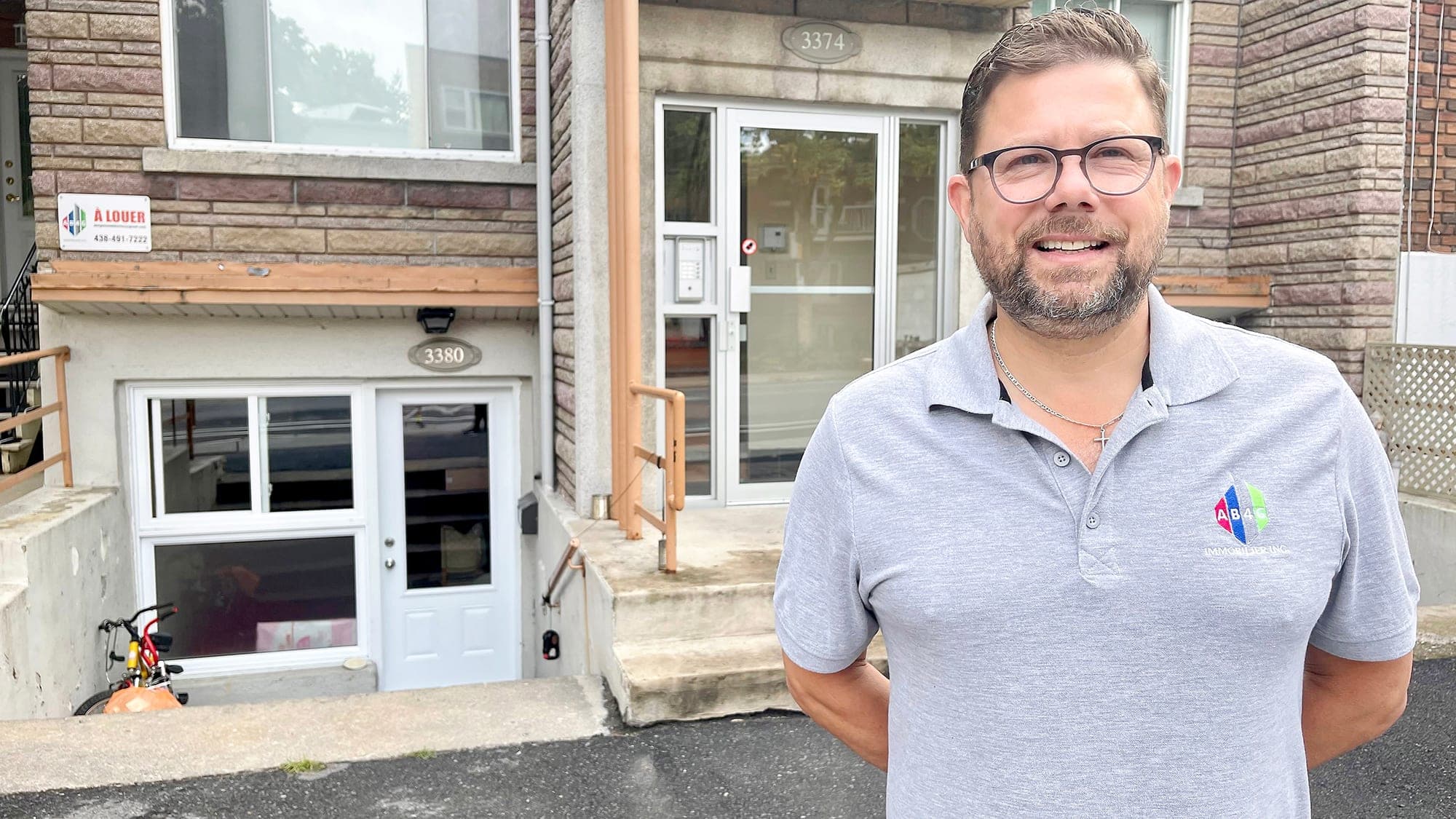 Le propriétaire Louis-Marc Gallant devant un des immeubles où il loge, notamment, d’anciens itinérants.