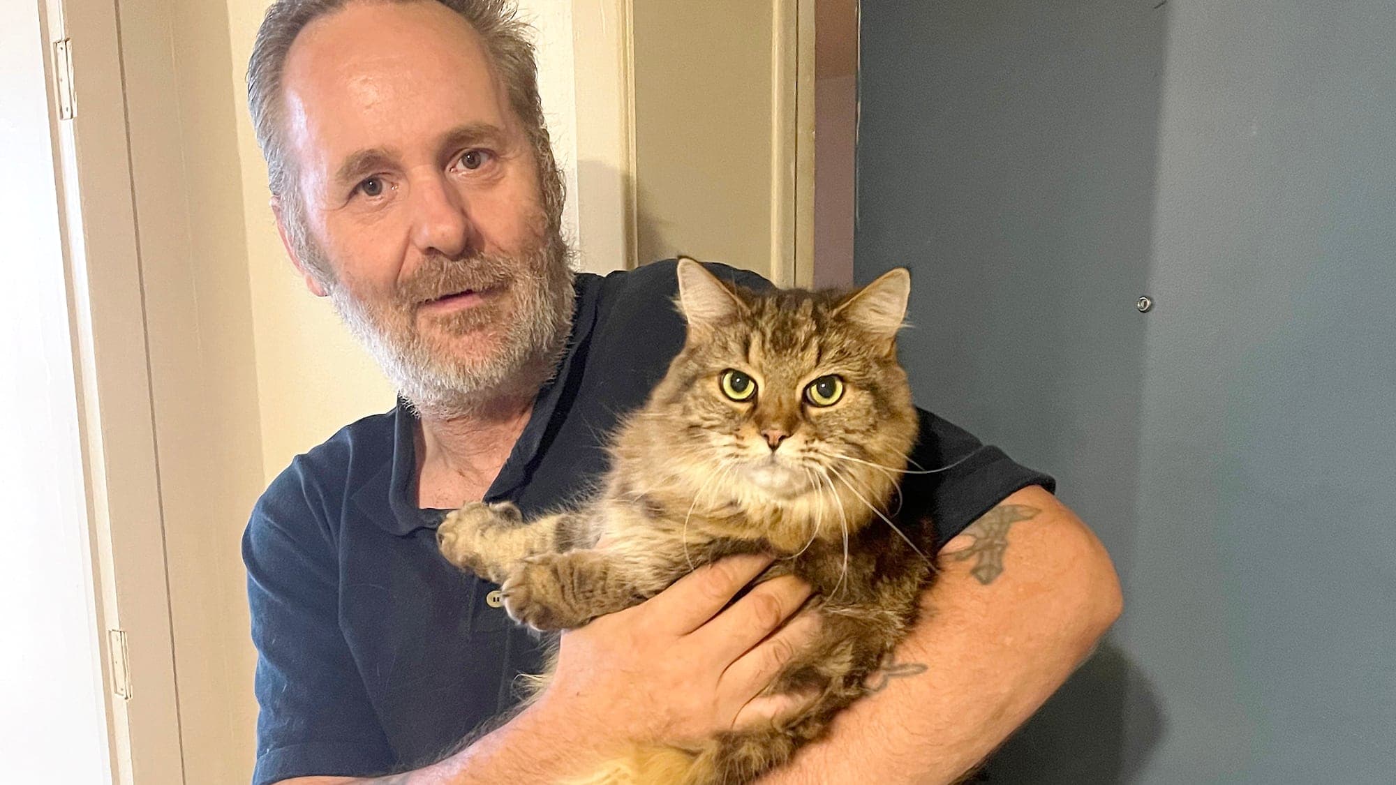Bernard Déry, 54 ans, a longtemps vivoté dans les maisons de chambres et les refuges avant de trouver un vrai logement, qu’il partage avec sa chatte Chanelle.