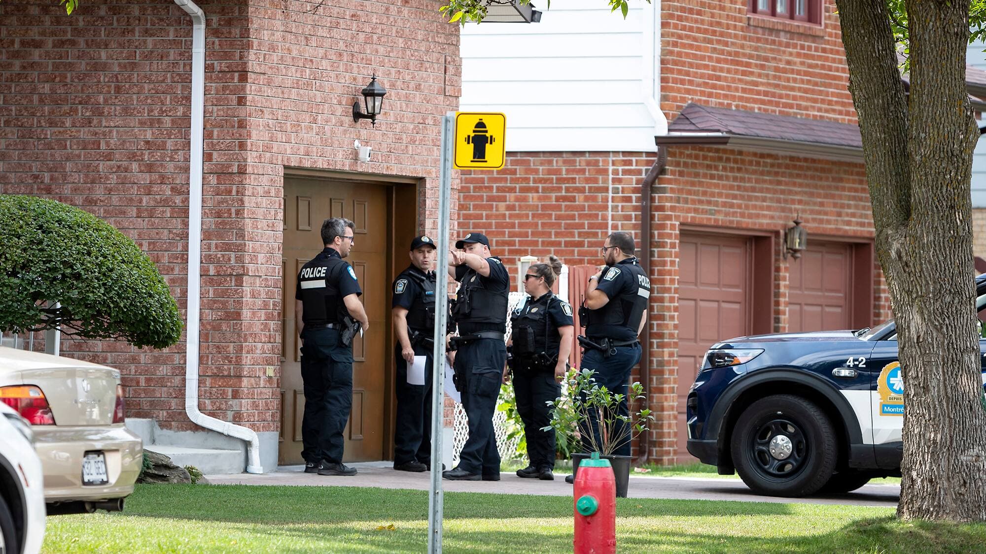 Les policiers sont retournés à Dollard-Des Ormeaux pour questionner le voisinage d’une maison atteinte par balles pour la troisième fois en 11 jours.