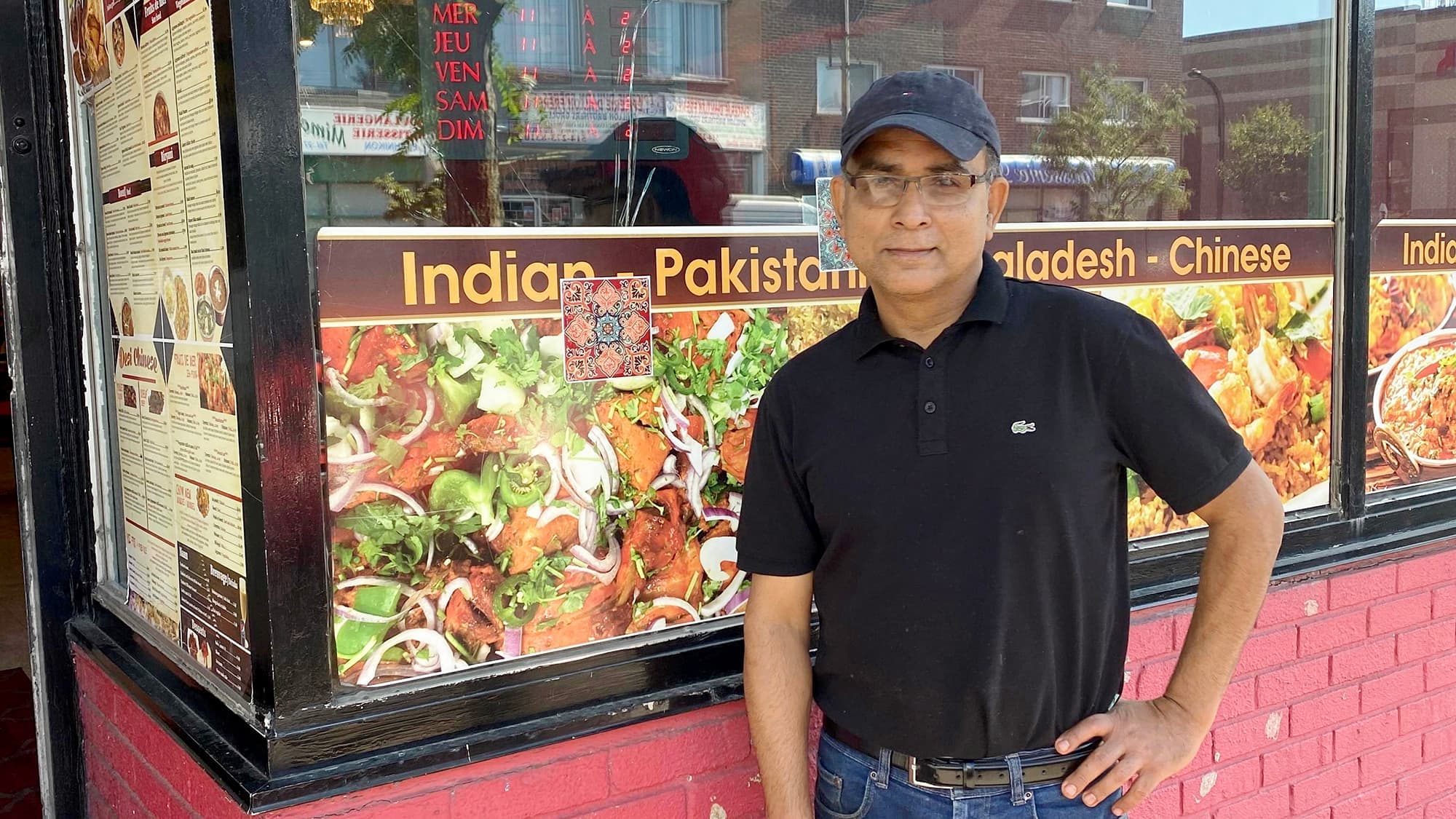 Sajjad Hussain Sweet a rouvert son restaurant dimanche malgré les impacts de balle dans sa vitrine.