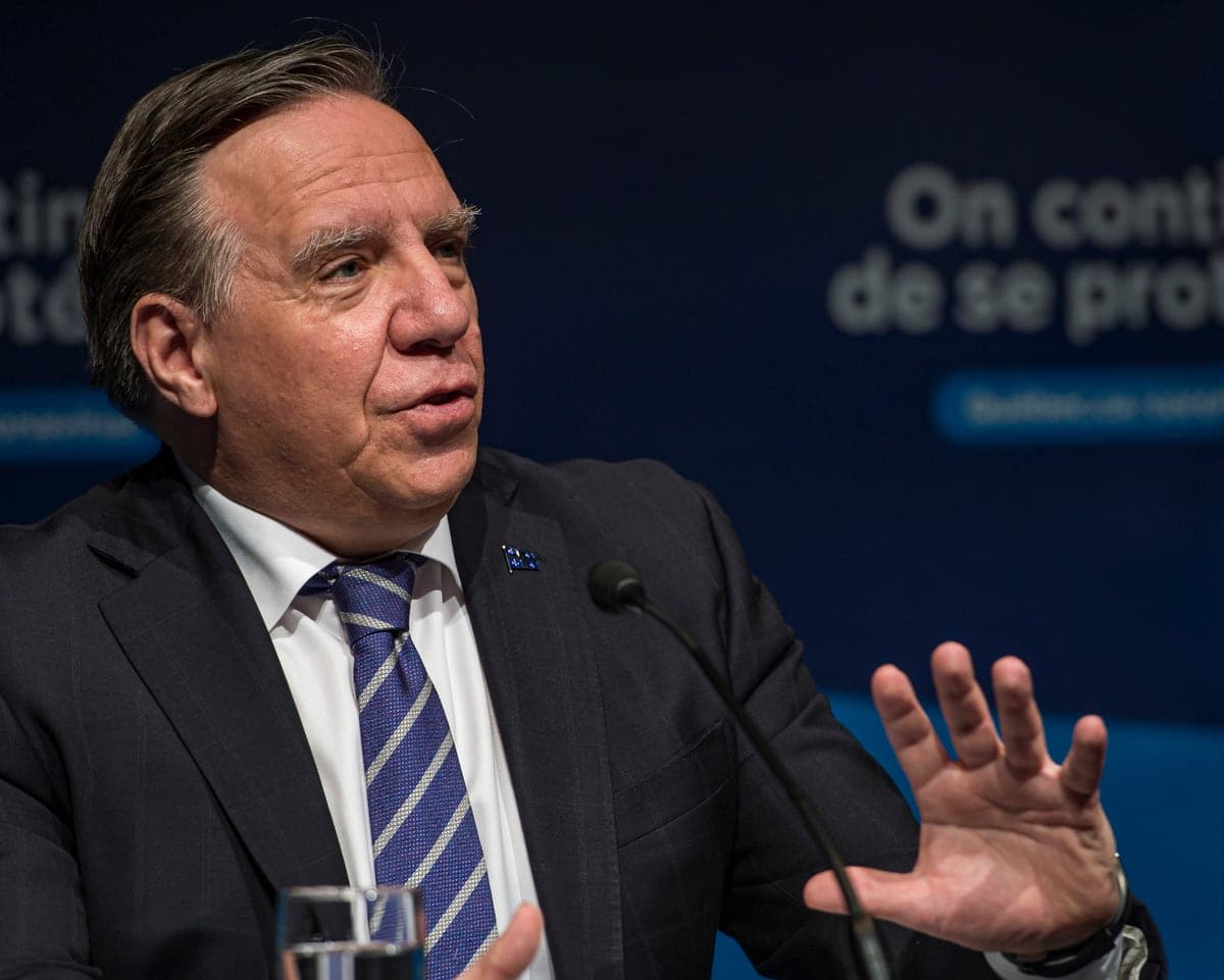 Le premier ministre François Legault a dit jeudi, en conférence de presse à Québec, qu’il y a moins de risque d’attraper la COVID-19 à l’extérieur qu’à l’intérieur, mais qu’il y en a quand même à l’extérieur, d’où l’importance de respecter la distanciation.
