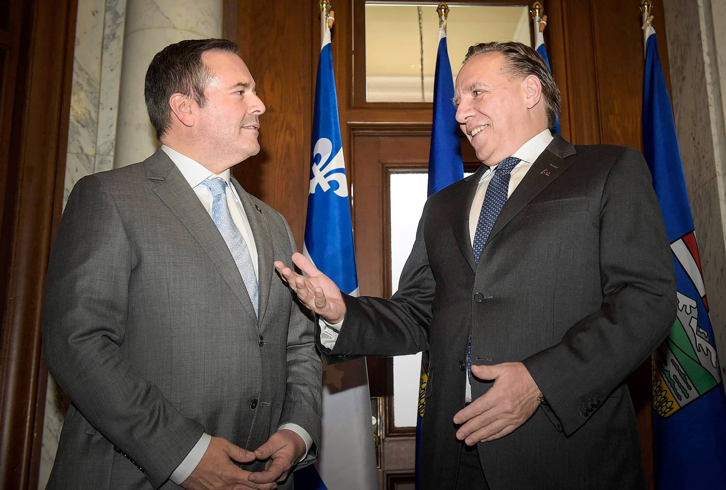Greenpeace demande au premier ministre Legault (à droite) de faire en sorte de stopper net « l’ingérence » de son homologue albertain Jason Kenney (à gauche). M. Legault a reçu M. Kenney, à son bureau de la capitale nationale, en juin 2019 (ci-haut).