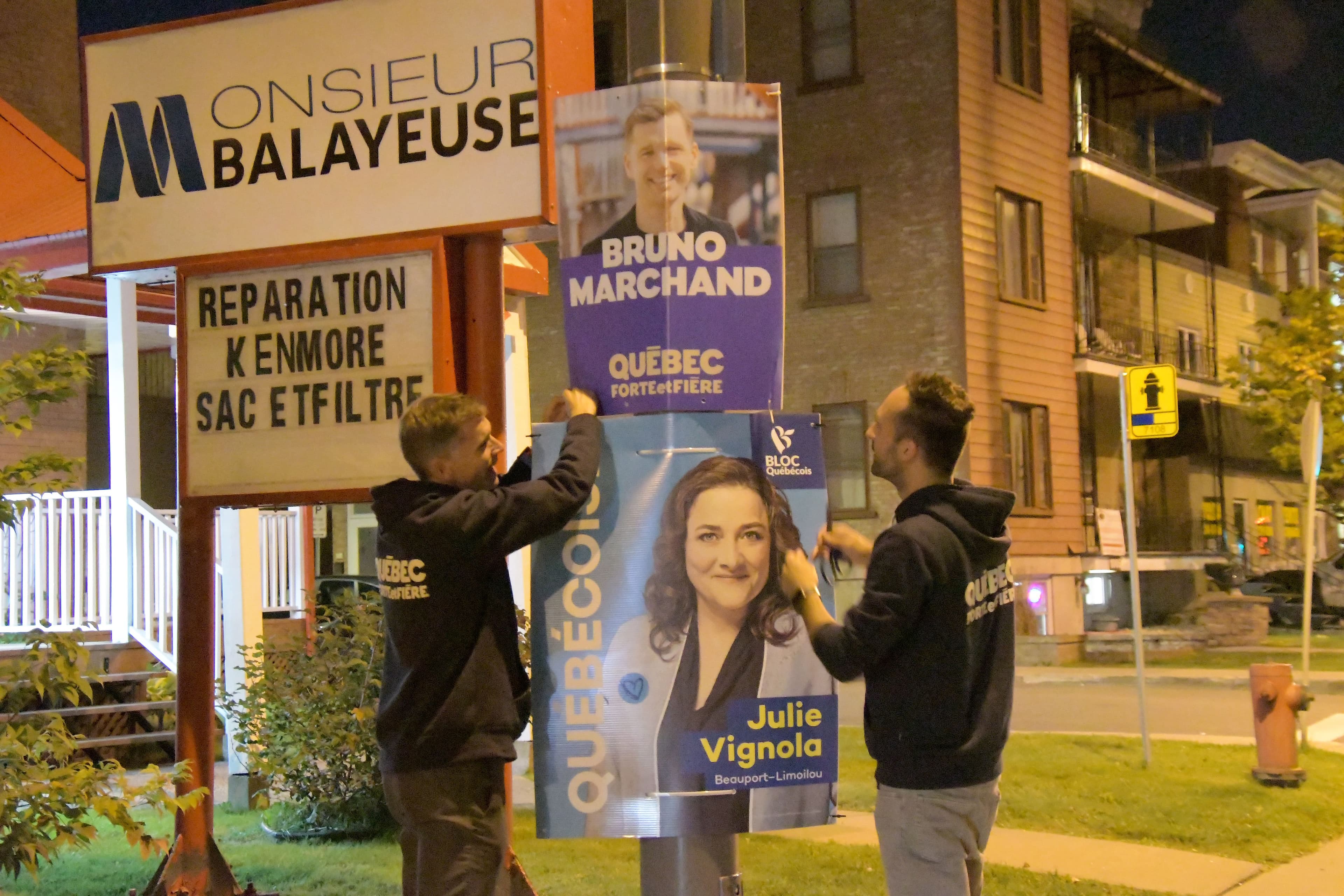L’équipe de Québec forte et fière, de Bruno Marchand, s’affairait hier soir à placer les premières affiches électorales, dans un paysage déjà occupé par celles des candidats fédéraux. Sur la photo M. Marchand est aidé du candidat dans le district de Limoilou, Florent Tanlet.