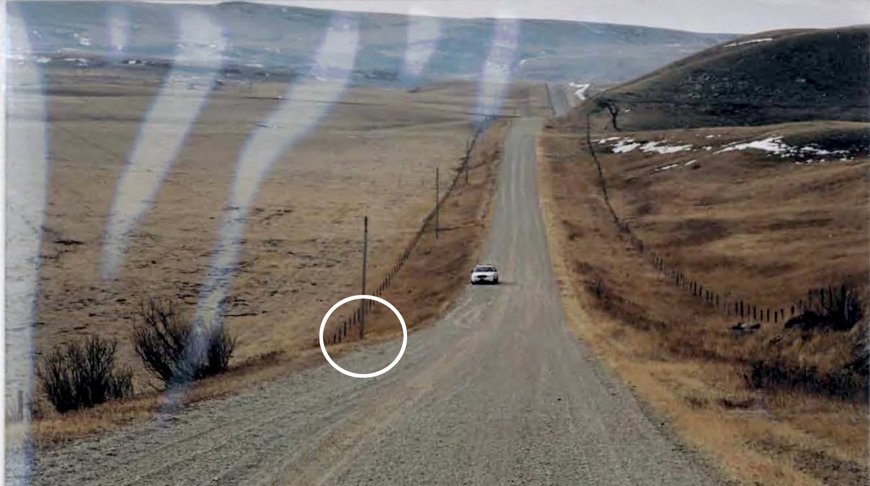 Le corps de la victime a été découvert en bordure de cette route à l’endroit indiqué par le cercle blanc.