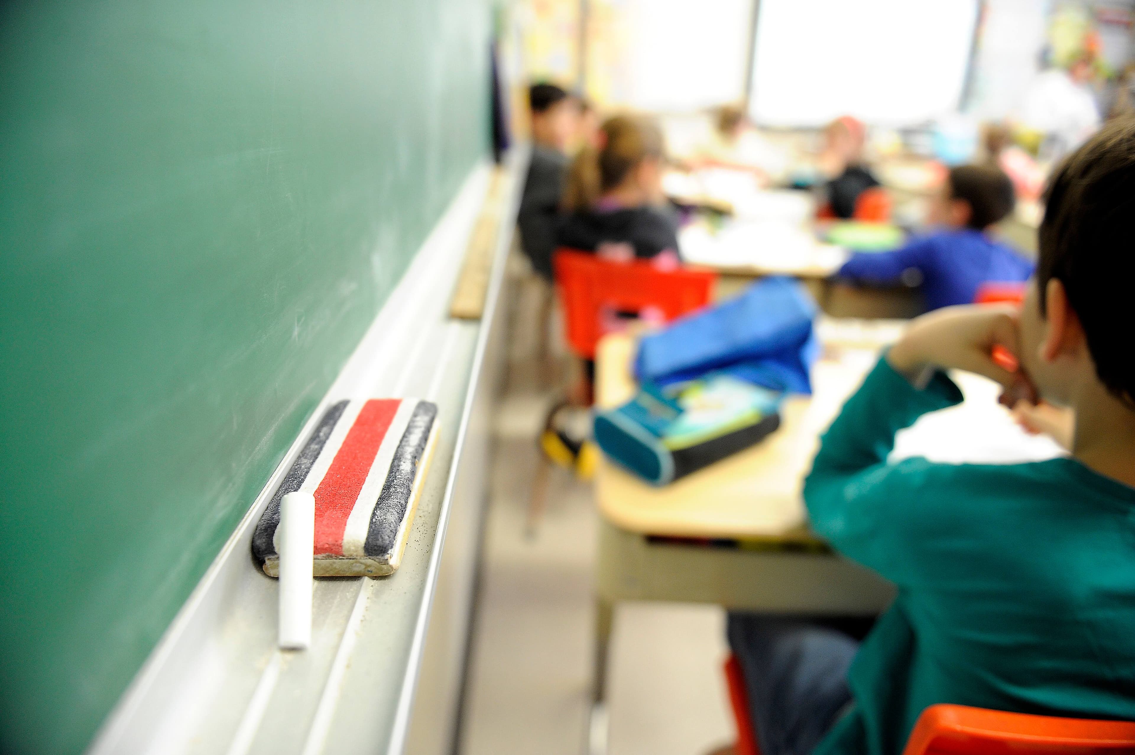 Des postes d’enseignants ne sont toujours pas comblés dans la région de Québec, et ce, trois semaines après la rentrée scolaire. Dans les écoles primaires, les professeurs d’anglais et de musique sont une denrée rare.