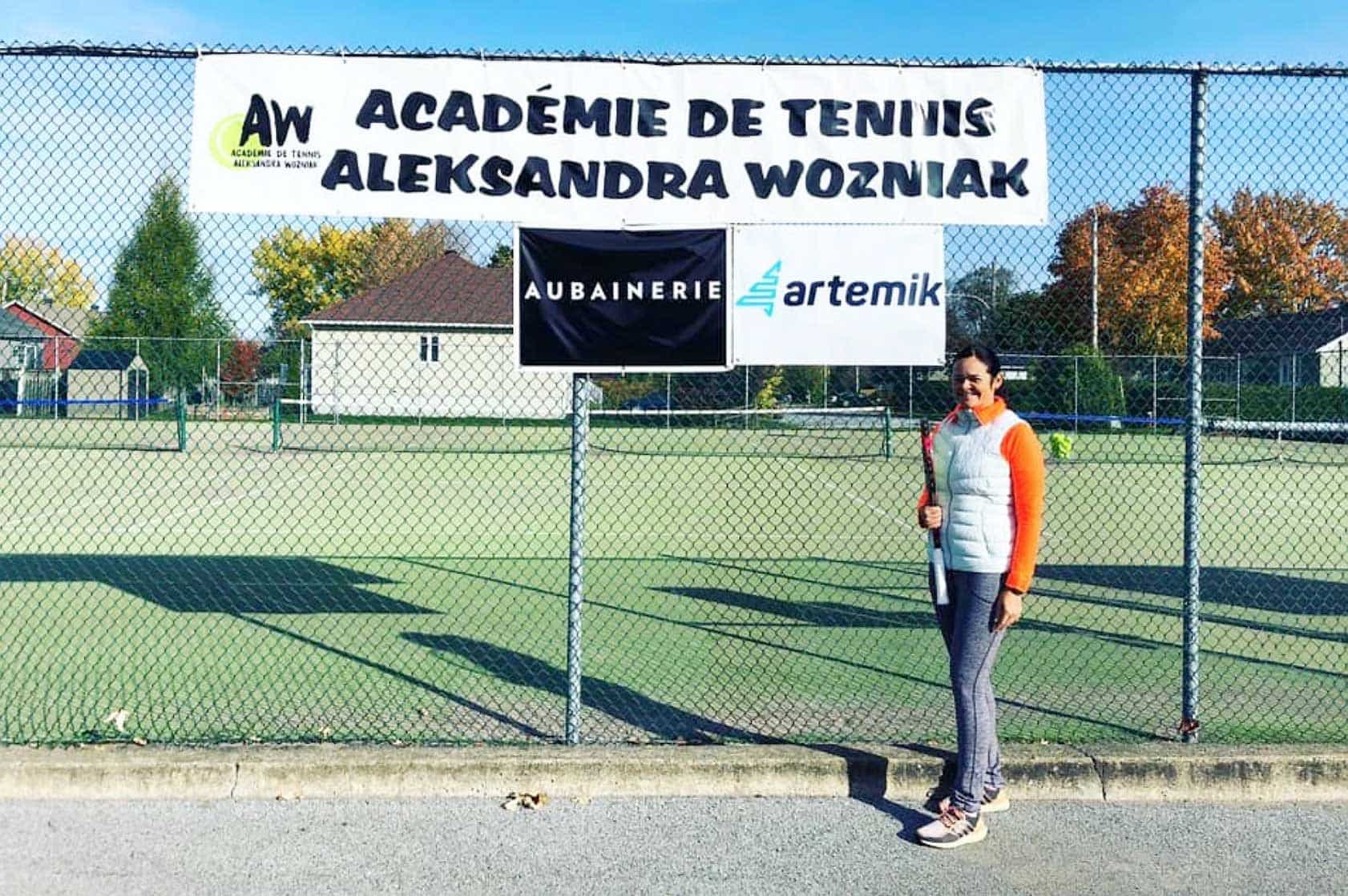 Aleksandra Wozniak a ouvert en août 2020, deux ans après l’annonce de sa retraite du tennis, son académie située à Bedford, en Montérégie. Elle y entraîne autant des jeunes qui aspirent à une carrière professionnelle que des joueurs du dimanche.
