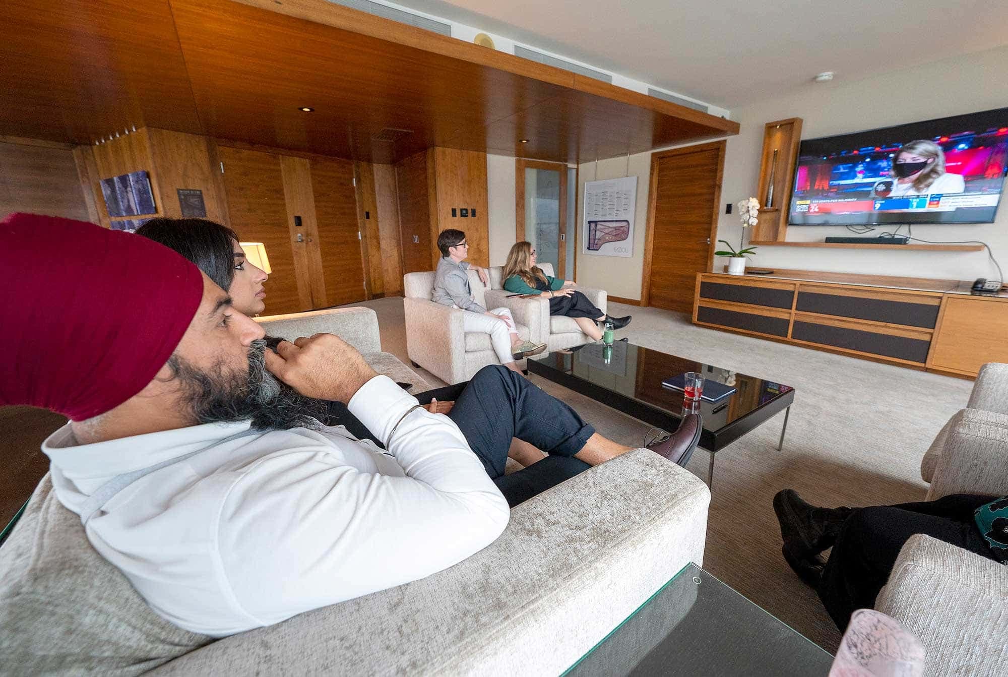 Le chef du NPD Jagmeet Singh et son épouse Gurkiran Kaur Sidhu surveillaient les résultats hier soir dans un hôtel du centre-ville de Vancouver. Son parti était en voie de faire plusieurs gains durant la soirée.