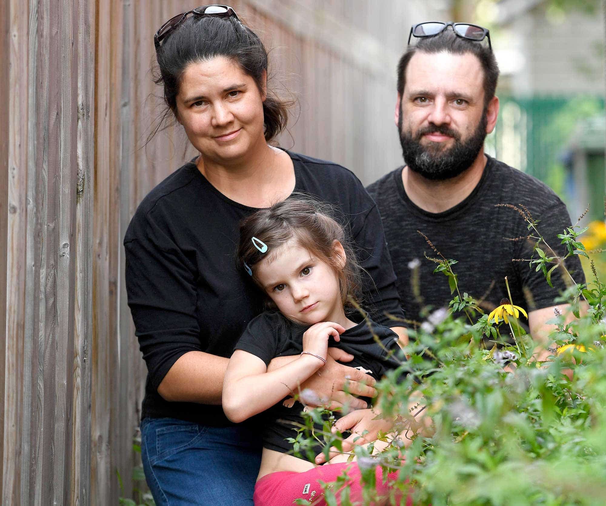 Anaïs Bouchard Poulin avec ses parents, Judith Bouchard et Francois Poulin.