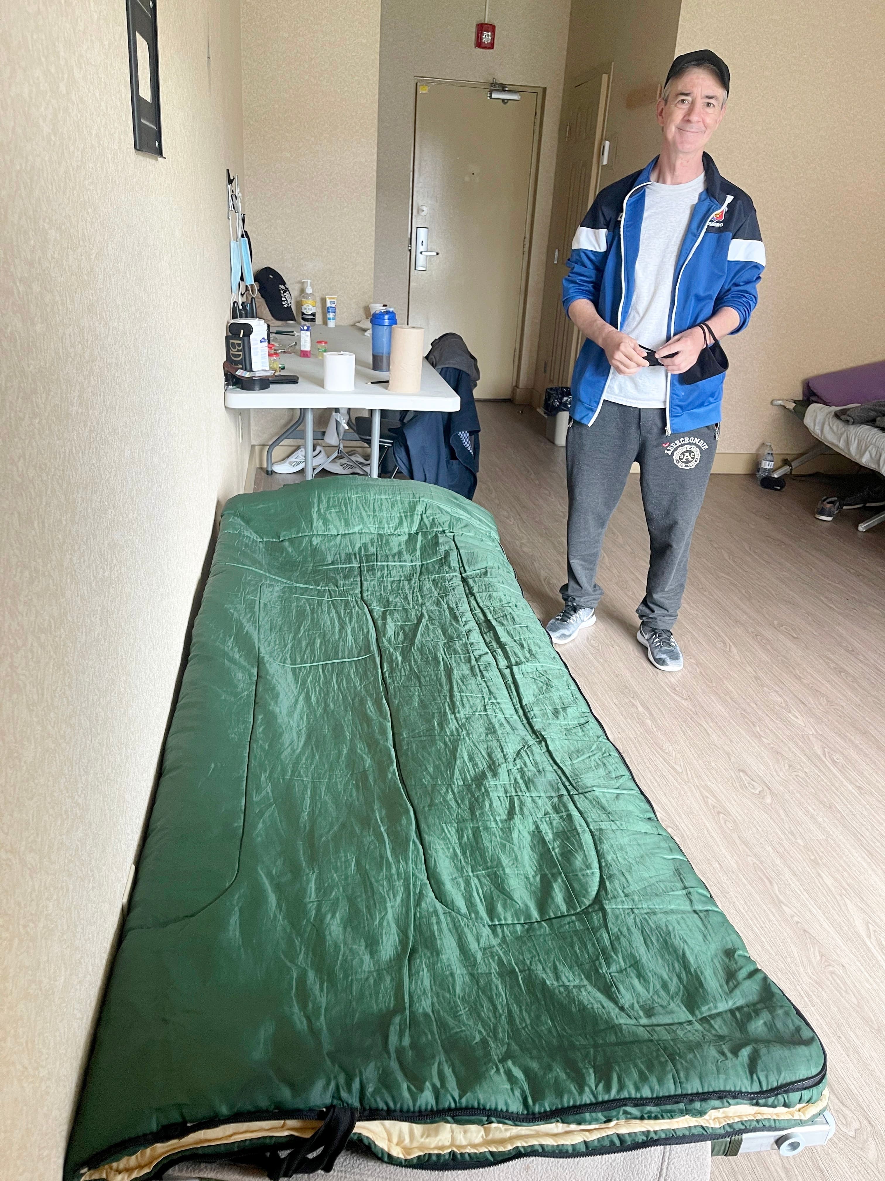 Patrice Fournier, un résident du refuge, me fait visiter sa moitié de chambre.