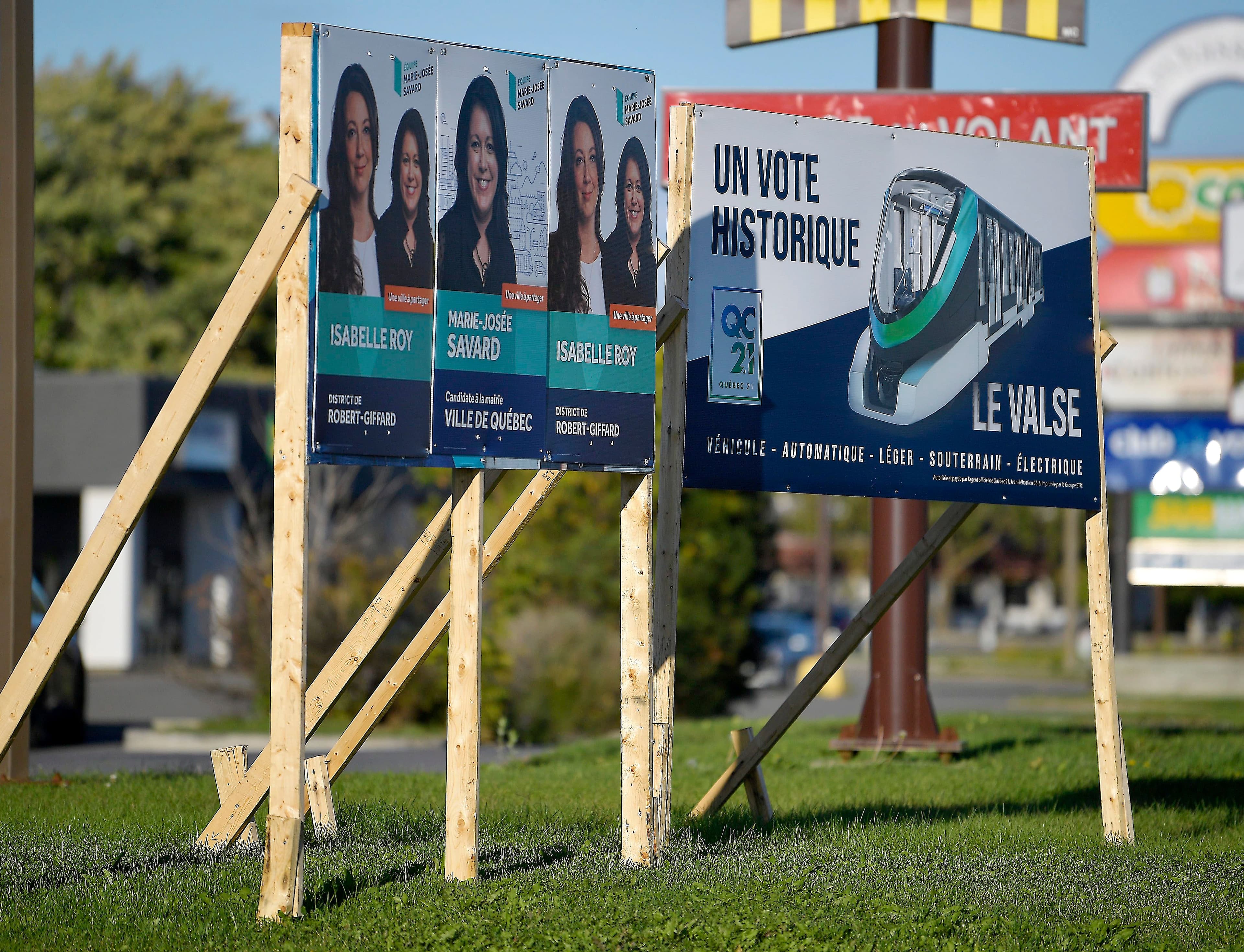 Les voleurs ne se sont pas limités aux petites affiches. De grands panneaux, comme ceux-ci, ont aussi été subtilisés.