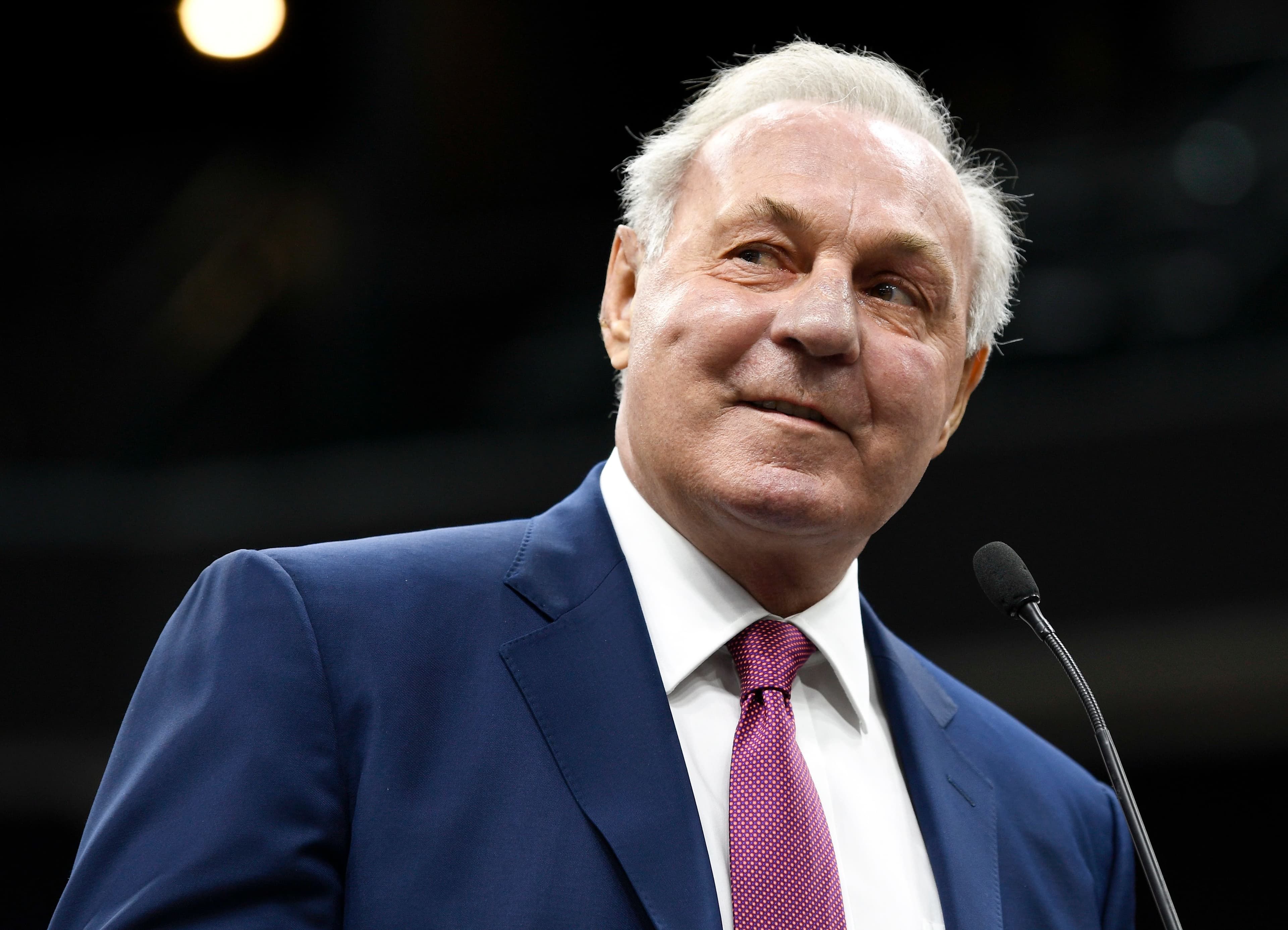 Guy Lafleur durant son discours de remerciement, dans le cadre de la soirée du retrait de son numéro 4 par la LHJMQ, au Centre Slush Puppie de Gatineau, mercredi.