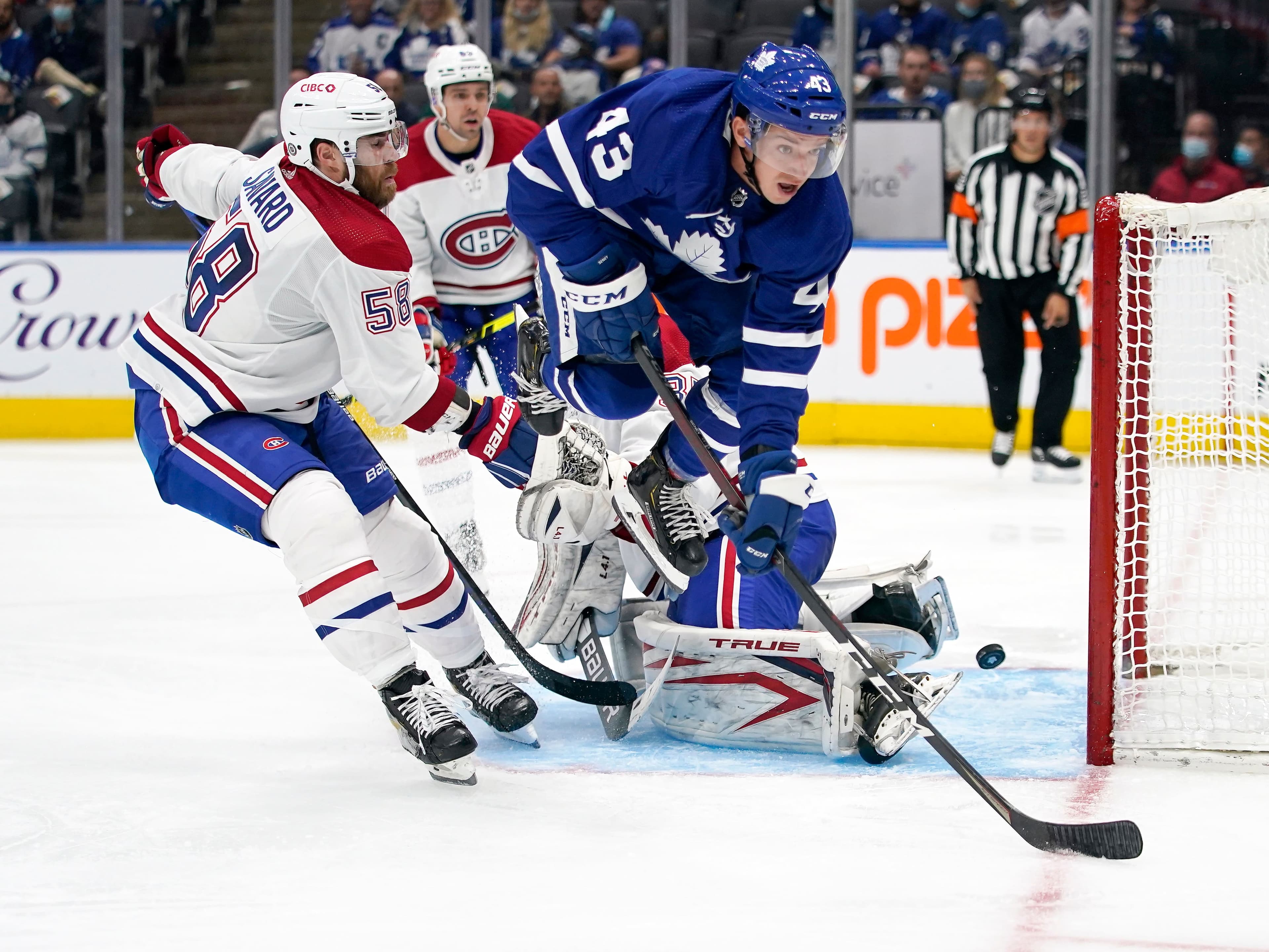 Brett Seney a sauté dans les airs après avoir poussé le disque derrière Samuel Montembeault malgré l’effort du défenseur David Savard en troisième période.