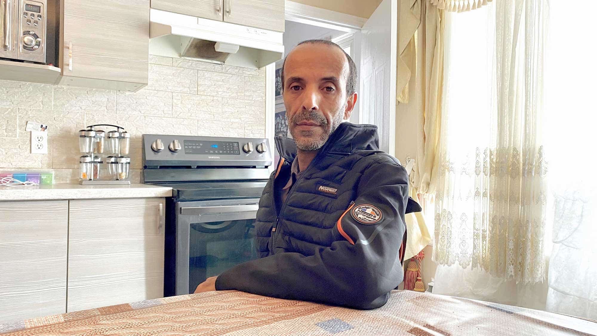 Ismaël Lahmoum et sa famille peinent à trouver un toit et sont encore coincés dans leur logement de Longueuil, où le gaz a été coupé depuis le 1er octobre et qui doit être détruit pour construire une résidence pour aînés.