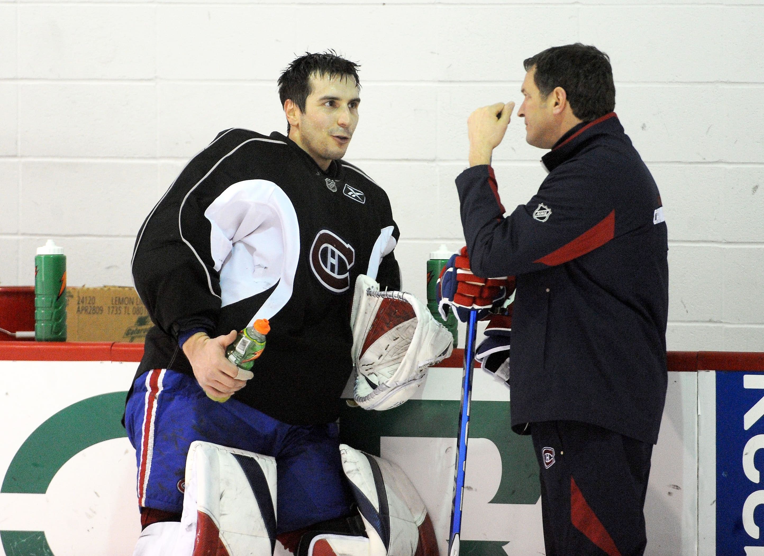 Marc Denis en conversation avec l’entraîneur des gardiens de but Roland Melanson en 2009.