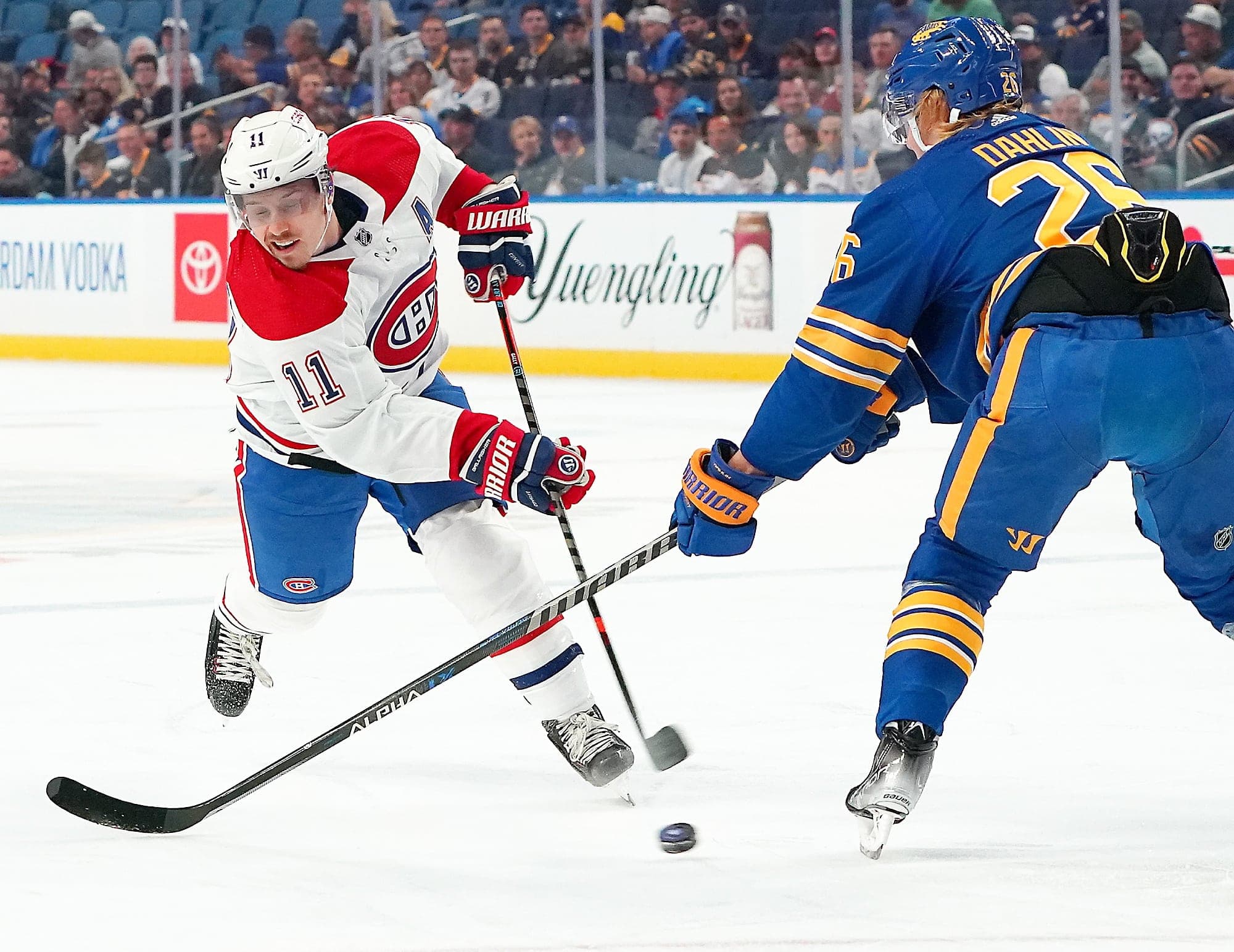 Brendan Gallagher a décoché un tir vers le but des Sabres malgré la présence de Rasmus Dahlin.