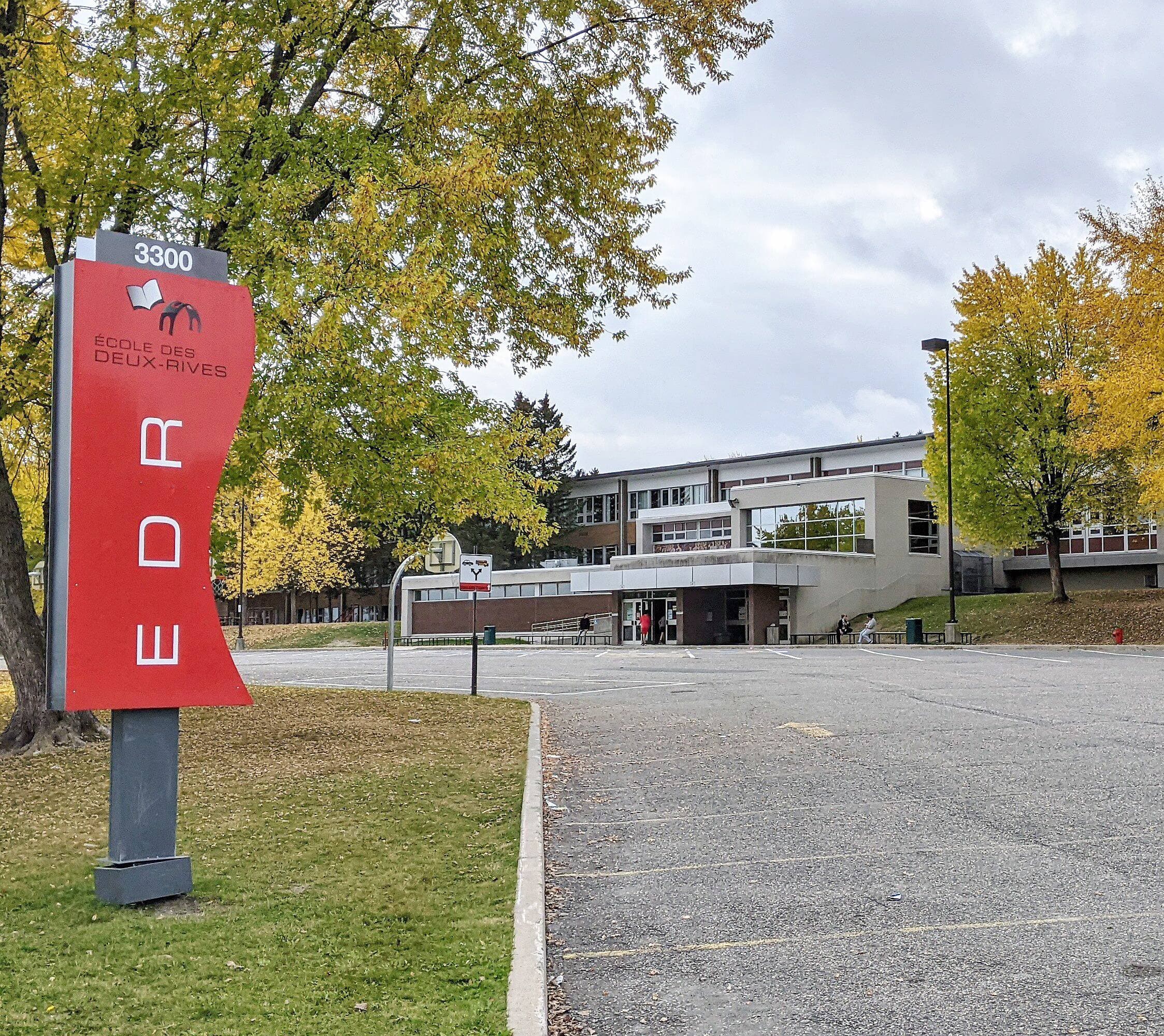 À la suite d’un dépistage, 180 cas actifs ont été déclarés à l’école des Deux-Rives, partiellement fermée jusqu’au 25 octobre. Cet établissement, situé à Saint-Georges, accueille 1200 élèves de la cinquième année du primaire à la première secondaire.