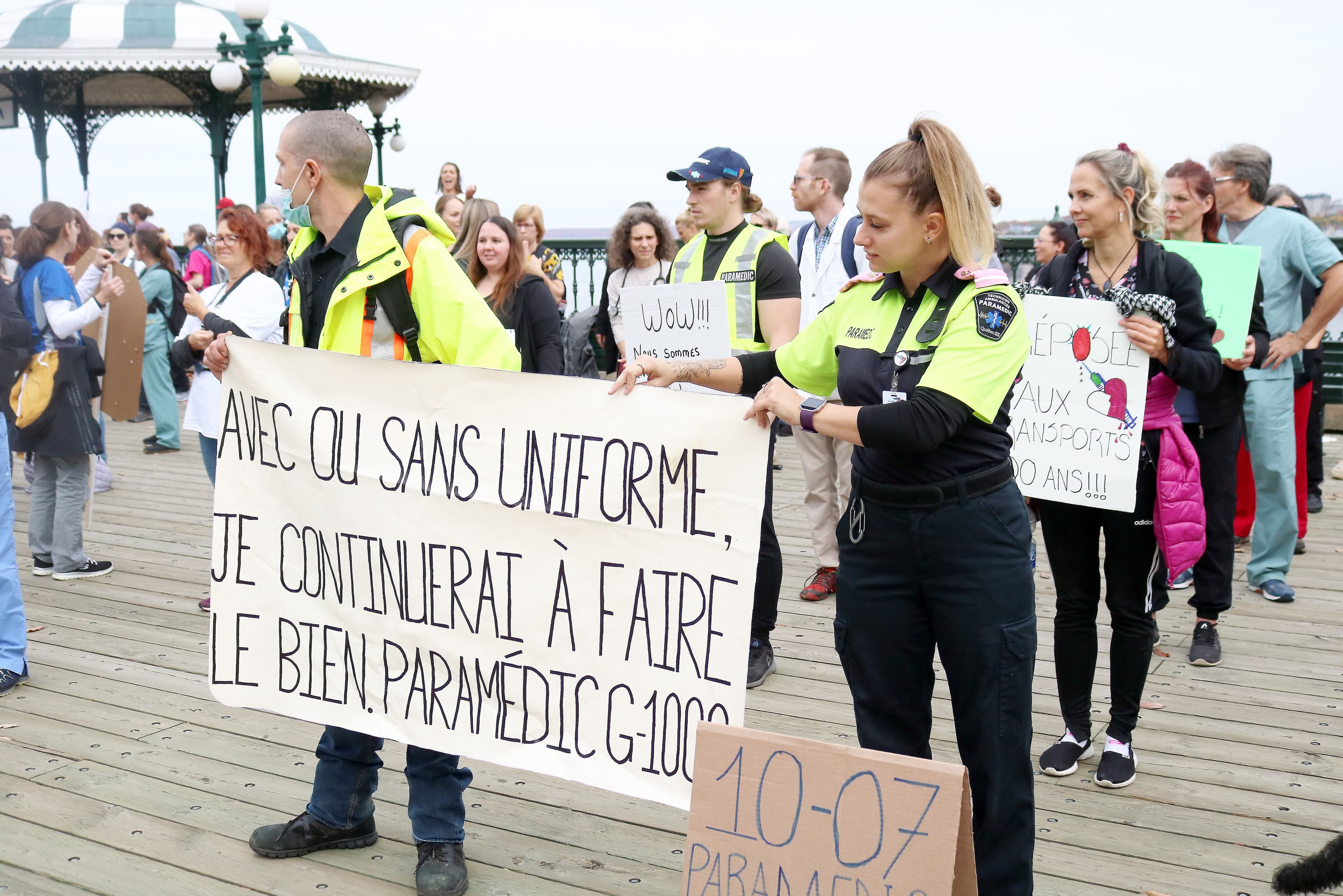 Une autre manifestation, celle-là pour protester contre la vaccination obligatoire, s’est tenue sur la terrasse Dufferin.