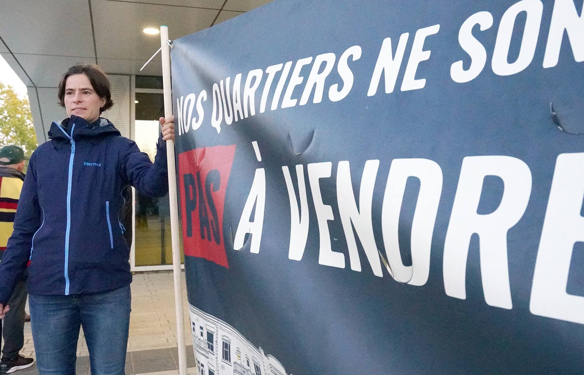 La candidate indépendante, Rosalie Bélanger-Rioux, organisait une manifestation, devant l’assemblée publique, réunissant les candidats à la mairie de Verdun mardi.