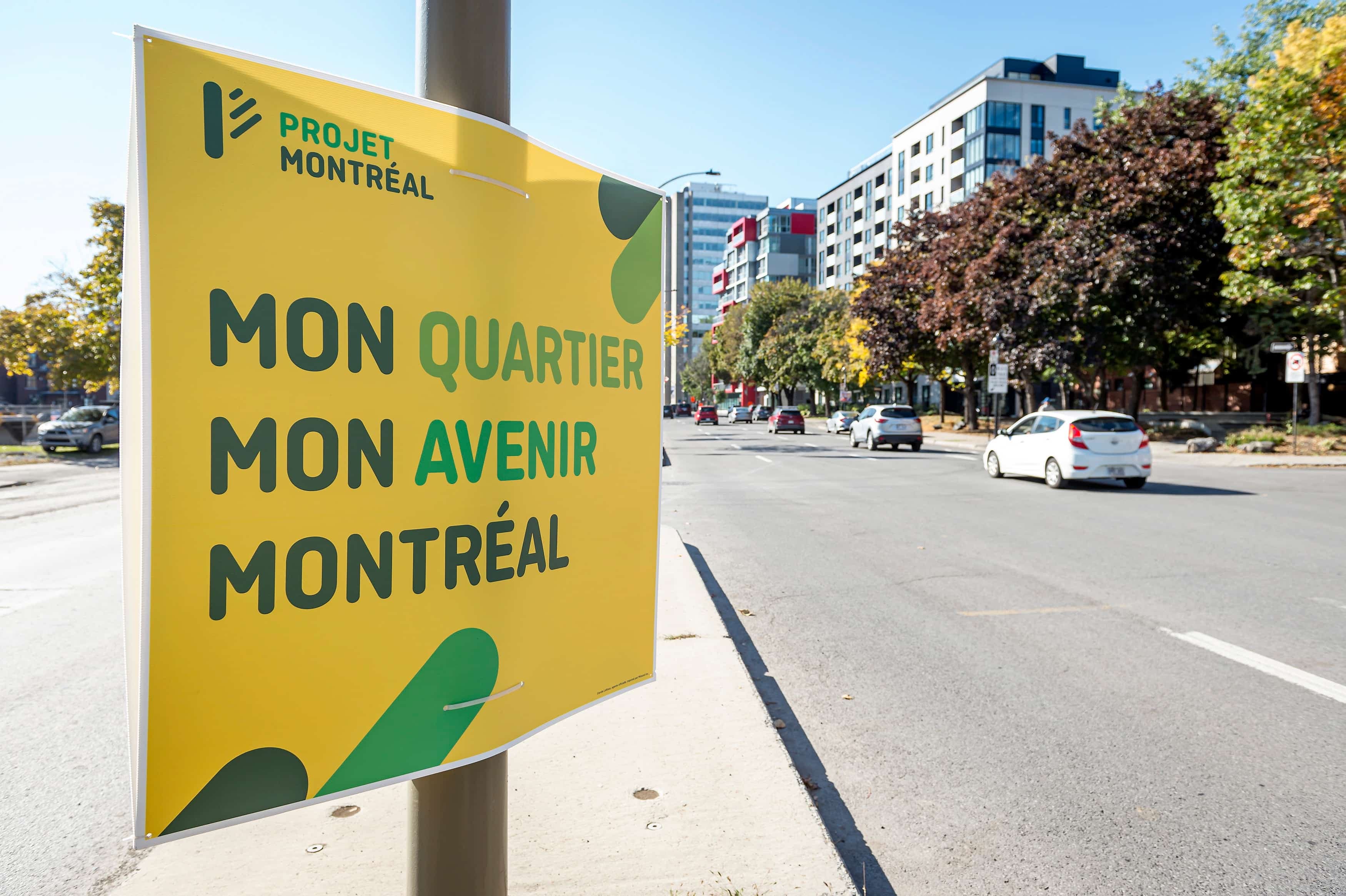 Sur certaines pancartes électorales comme celle-ci, installée sur le boulevard René-Lévesque Est, Projet Montréal met de l’avant l’appartenance au quartier.