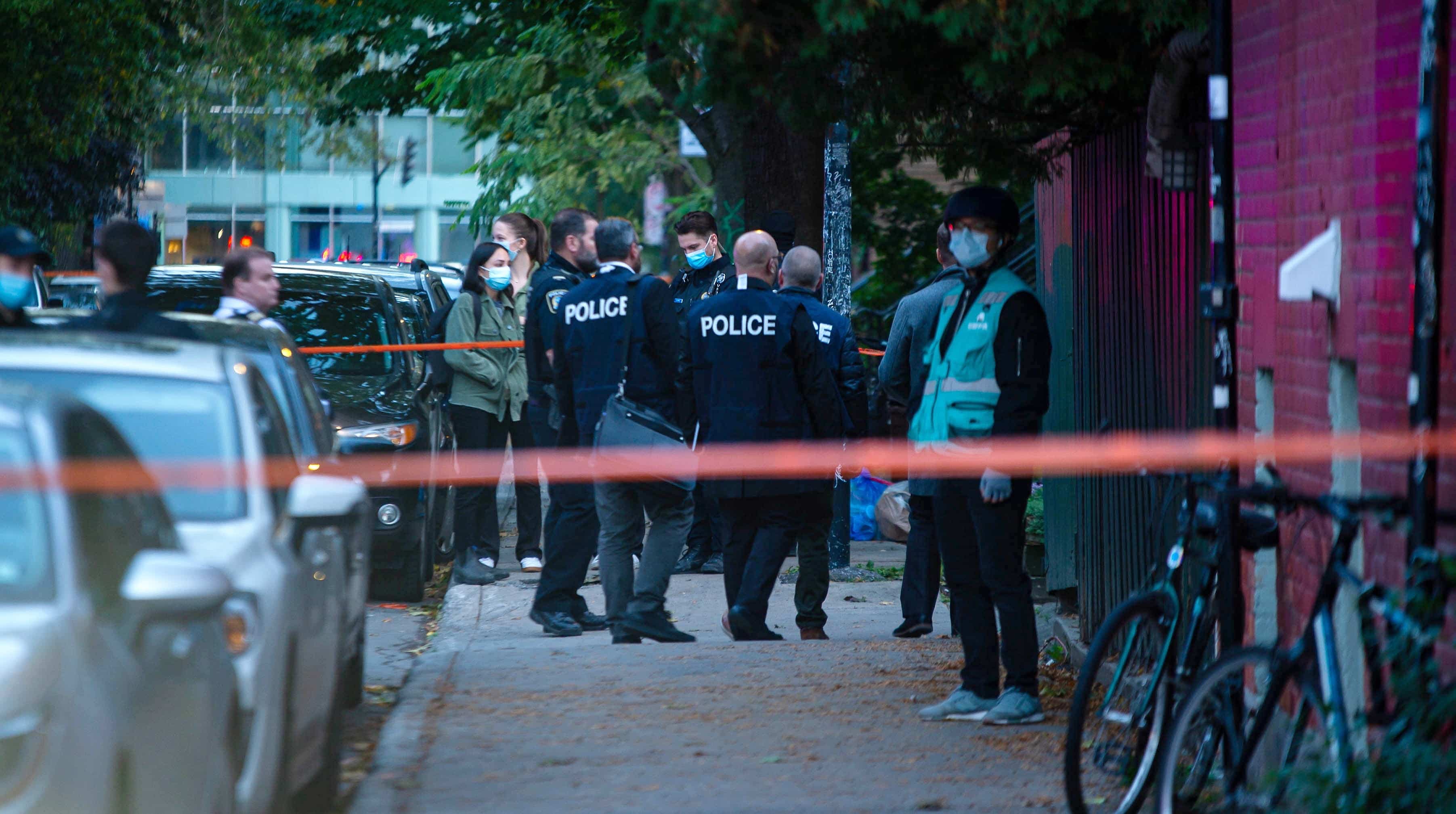 Des policiers étudiaient mardi la scène de crime.