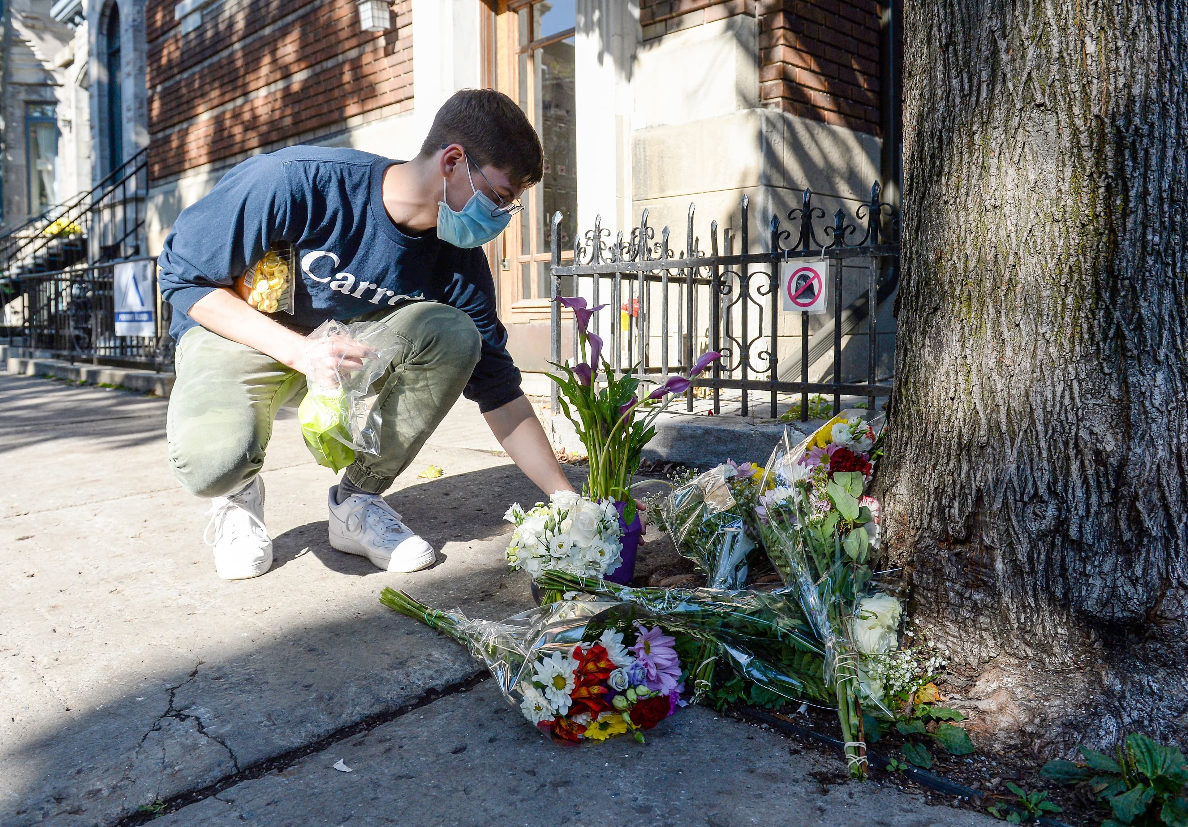 Le lendemain, plusieurs sont venus porter des fleurs sur les lieux en mémoire de la victime.