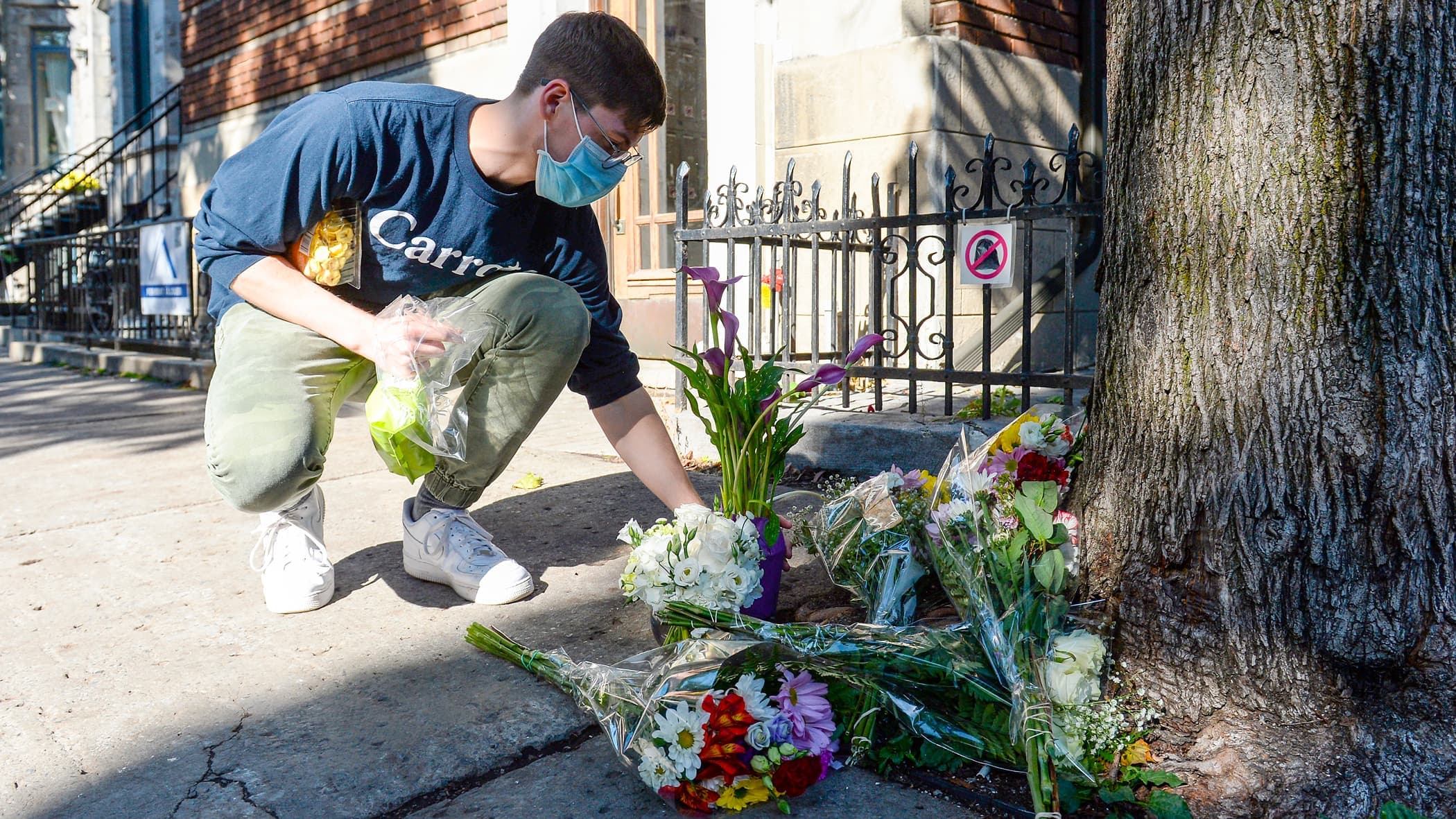 Le lendemain, Noah Tonnesen a déposé sur les lieux du crime des fleurs à la mémoire de la jeune femme de 24 ans.