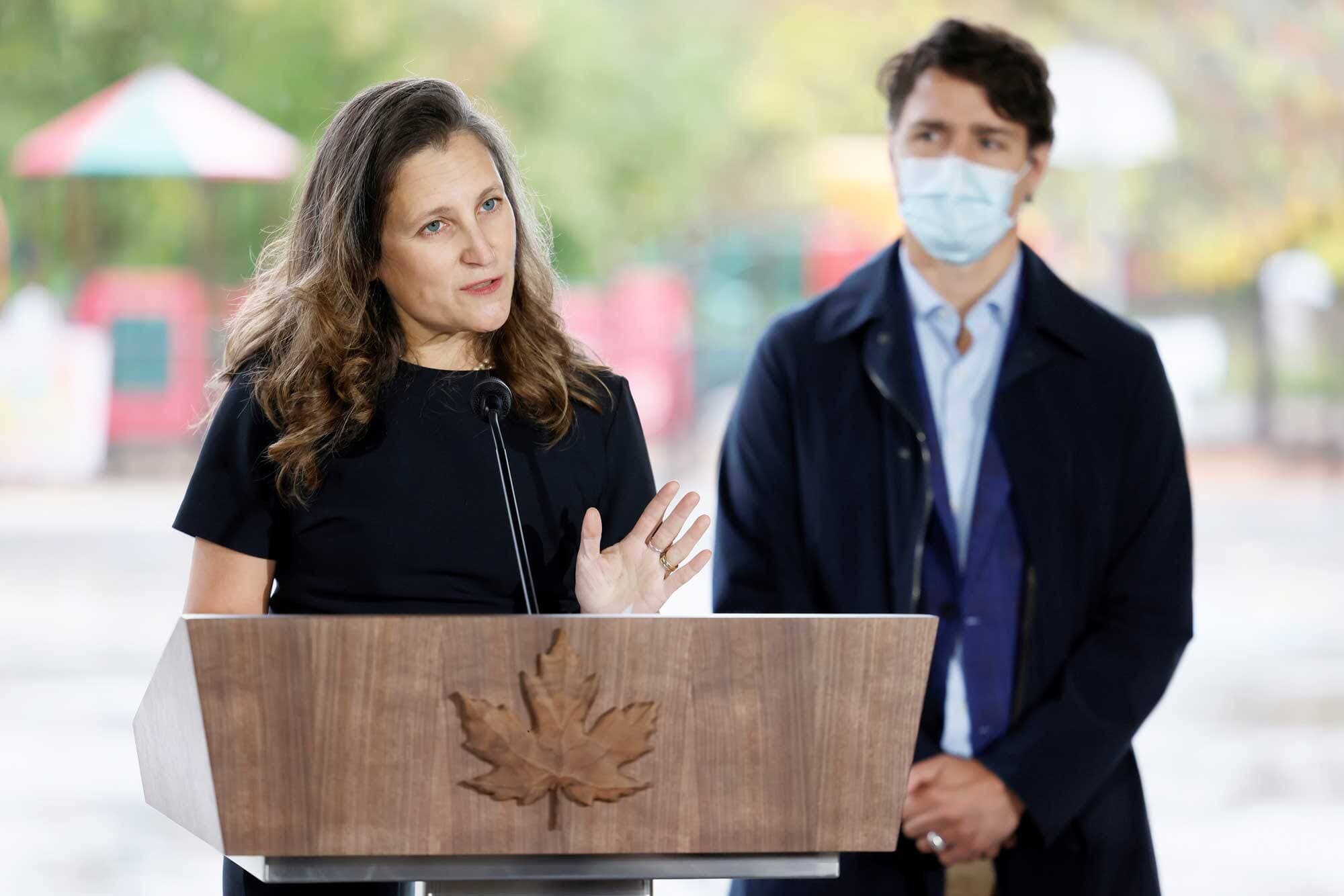 La ministre des Finances Chrystia Freeland et le premier ministre Justin Trudeau ont confirmé, hier, la fin de la Prestation canadienne de la relance économique (PCRE), au départ appelée la Prestation canadienne d’urgence (PCU). Le point de presse s’est tenu à proximité du Centre hospitalier pour enfants de l’est de l’Ontario, à Ottawa.