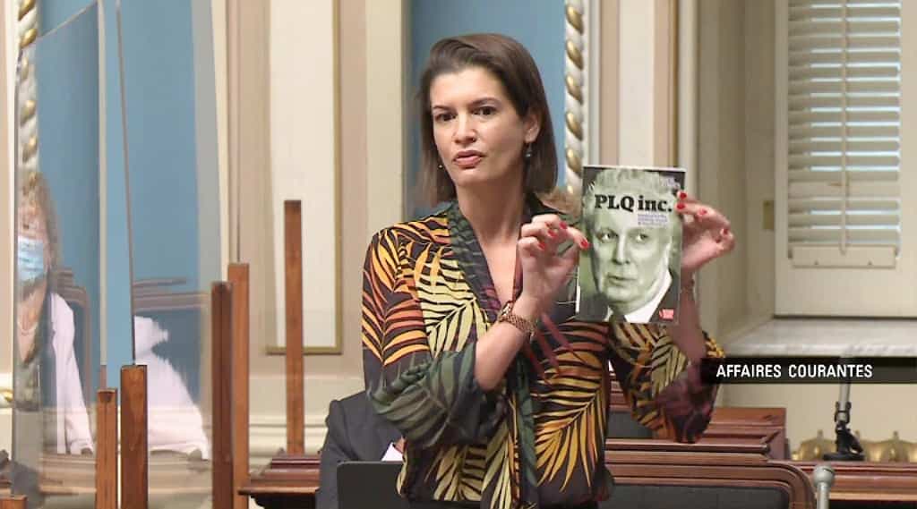 Geneviève Guilbault a brandi le livre PLQ inc. de notre Bureau d’enquête au Salon bleu.