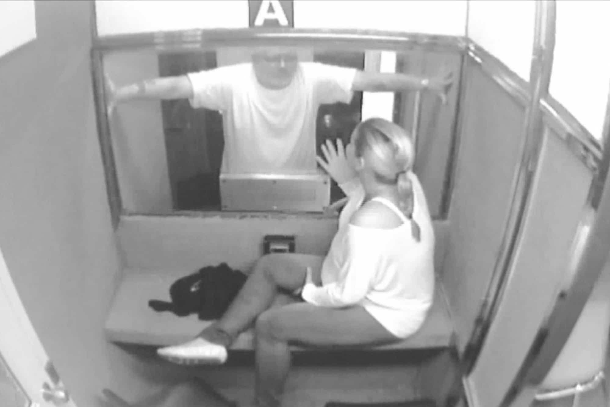Alexandra Mongeau, enceinte, filmée avec son père lors d’une visite au parloir du pénitencier.