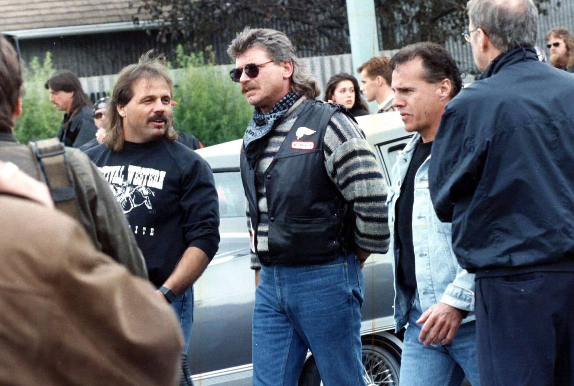 Sur cette photo prise en 1995, Maurice Boucher fait une sortie publique en pleine guerre des motards avec sa veste à l’effigie des Hells Angels et sa « coupe Longueuil ».